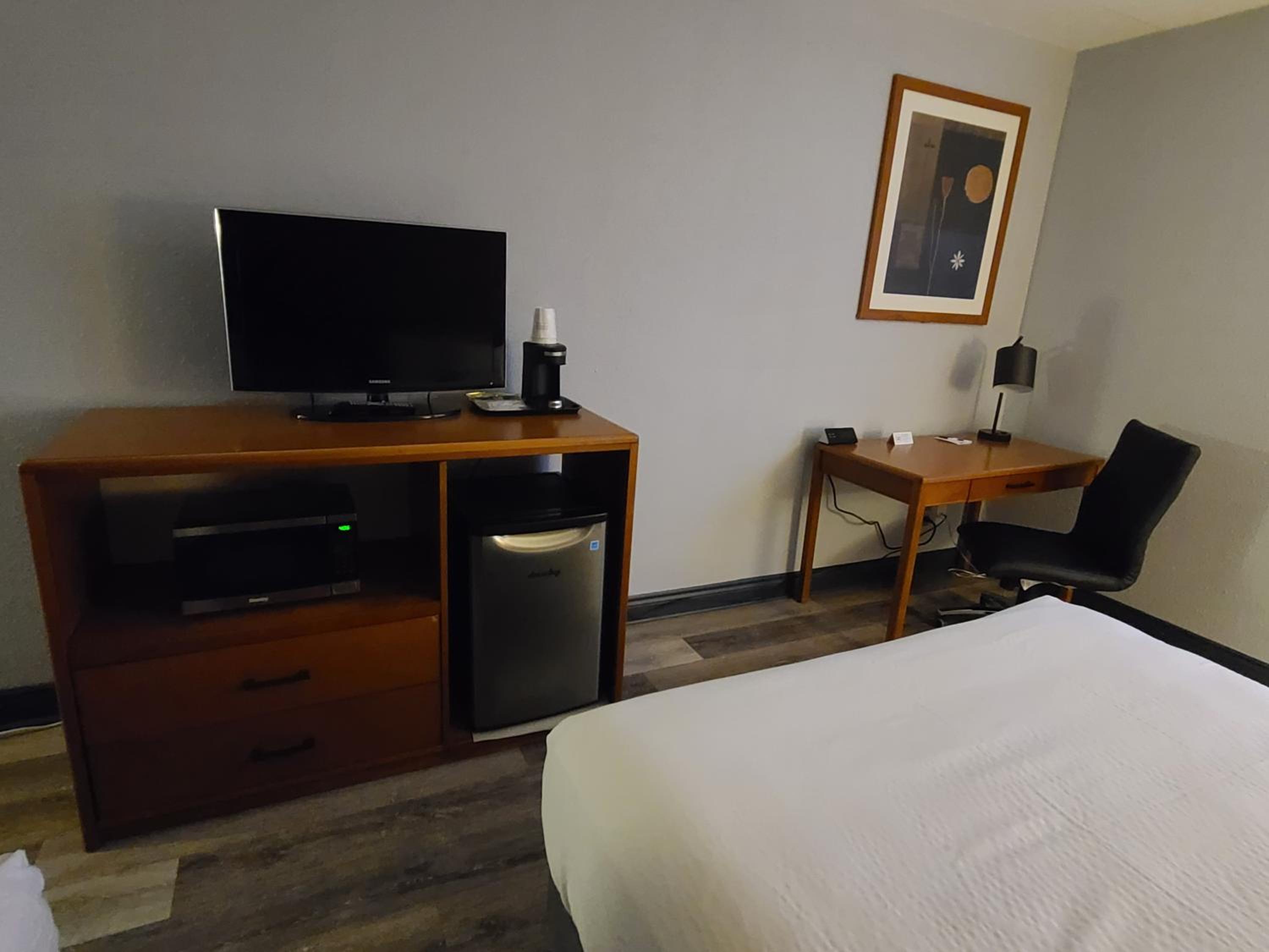 Queen Room with Two Queen Beds - Non-Smoking - Photo 5