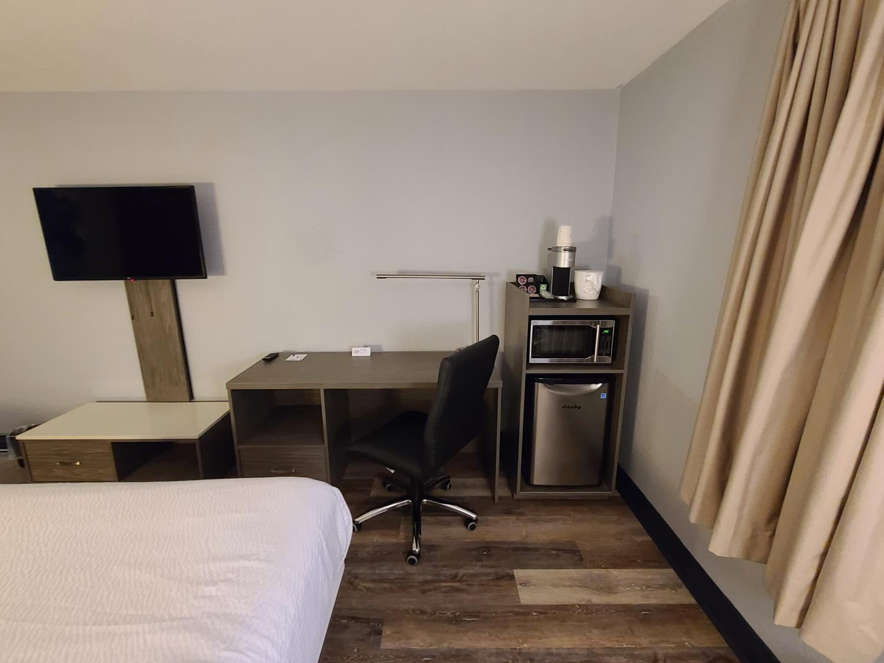 Deluxe King Room - Non-Smoking - Photo 5