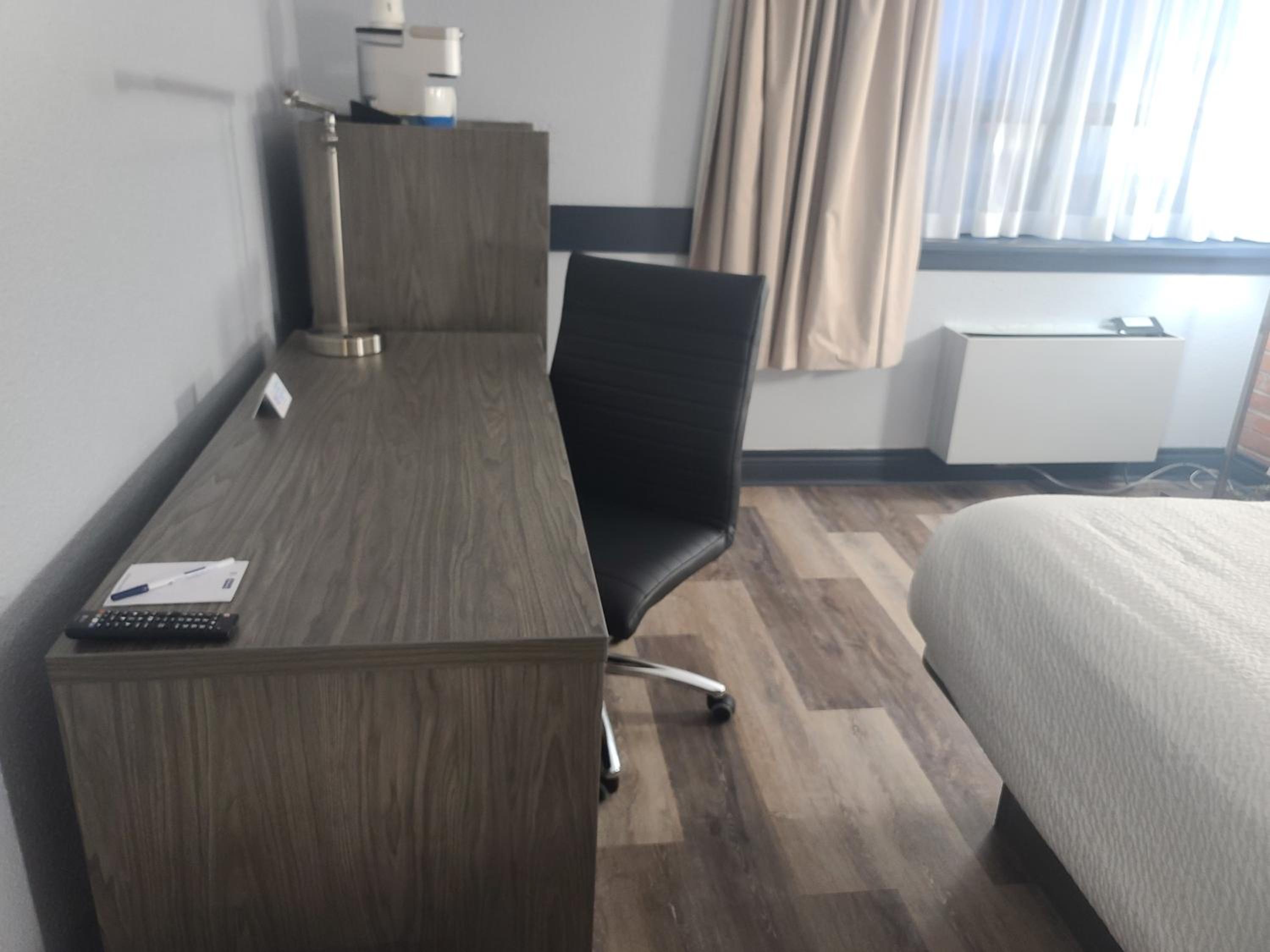 Deluxe King Room - Non-Smoking - Photo 6