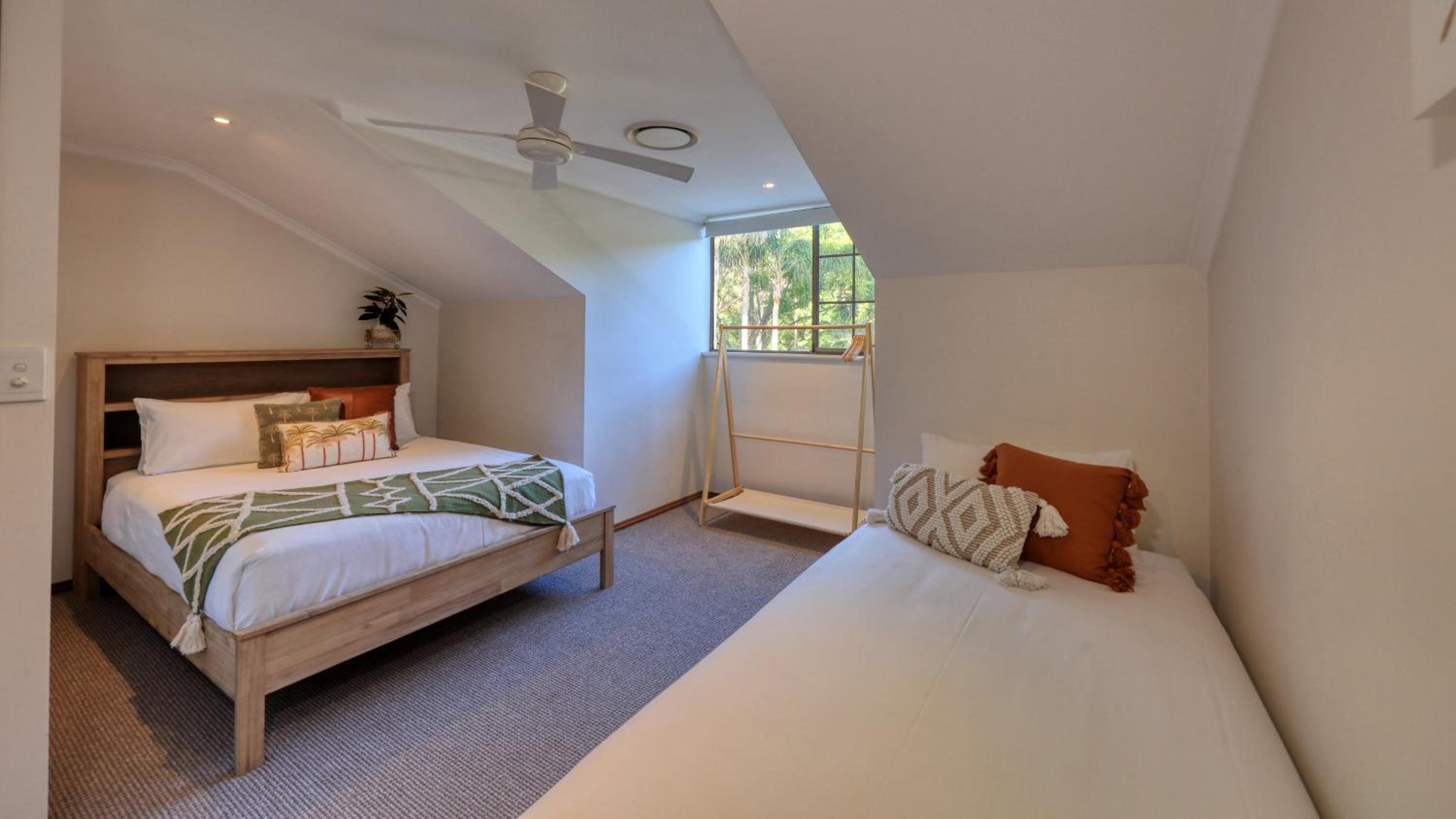 Seven-Bedroom House photo 3