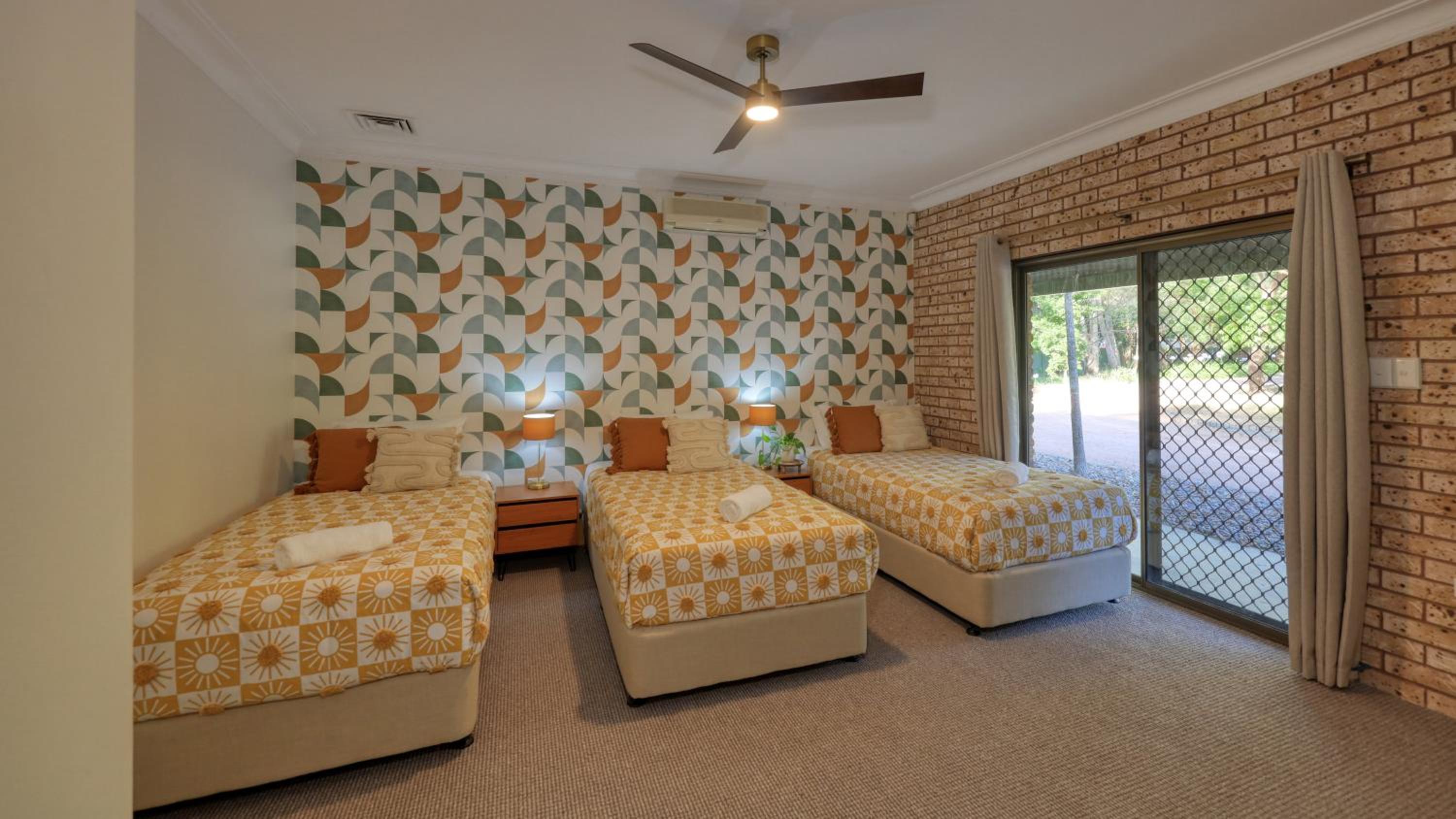 Seven-Bedroom House photo 2