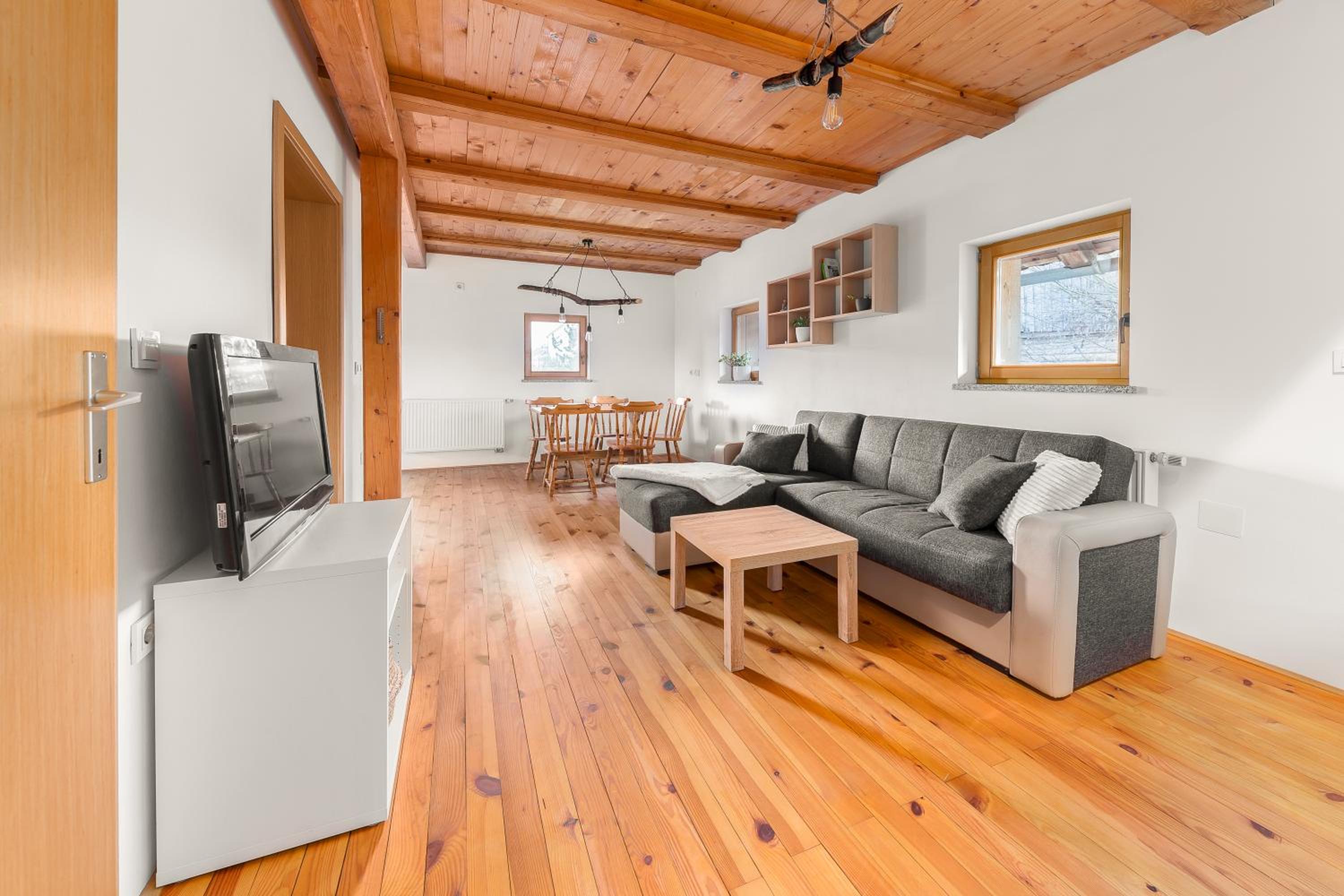 One-Bedroom Apartment with Balcony and Mountain View   photo 1