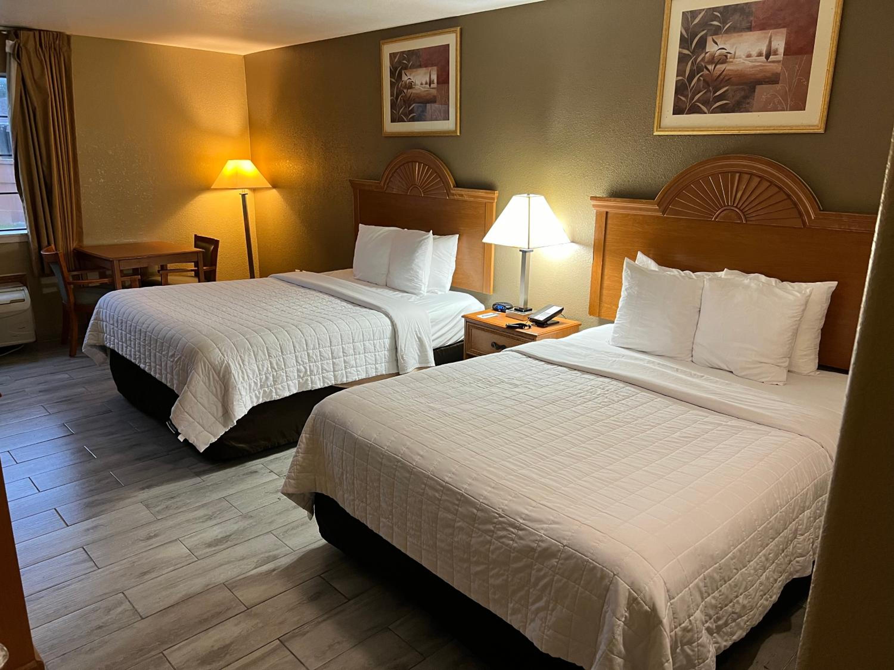 Queen Room with Two Queen Beds - Non-Smoking - Photo 1