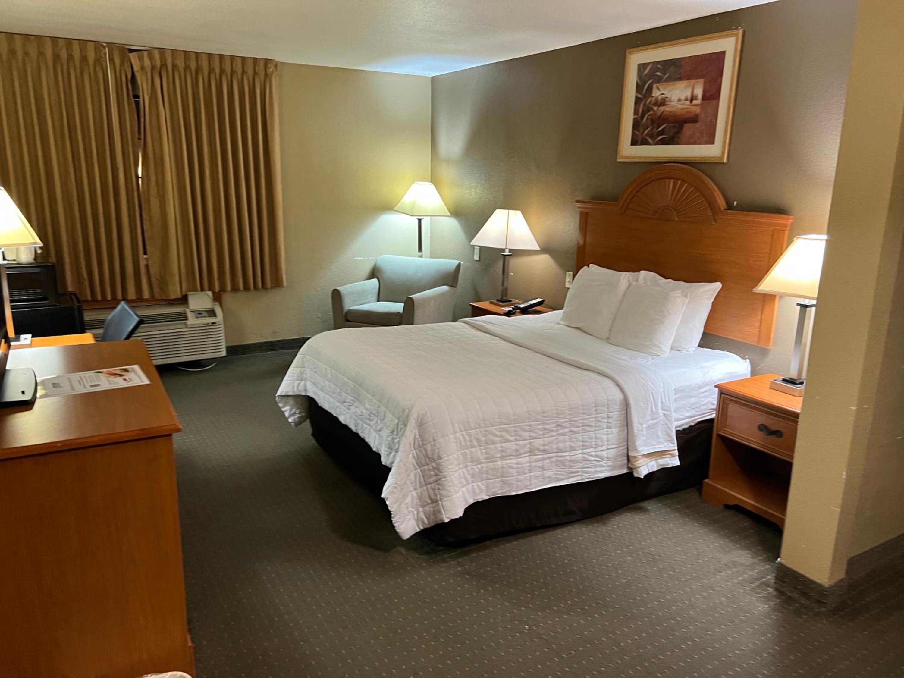 King Room - Non-Smoking - Photo 2