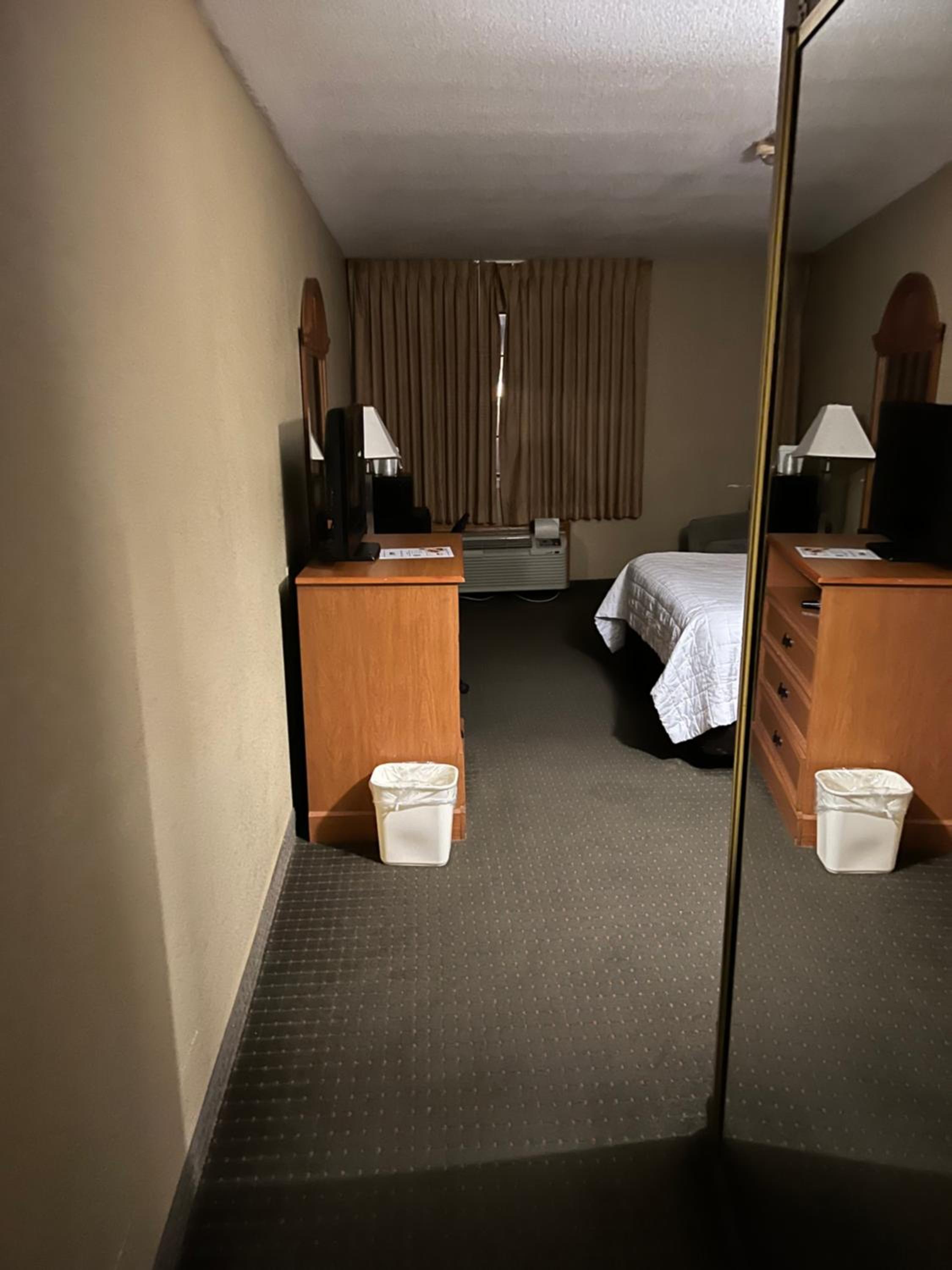 King Room - Non-Smoking - Photo 6