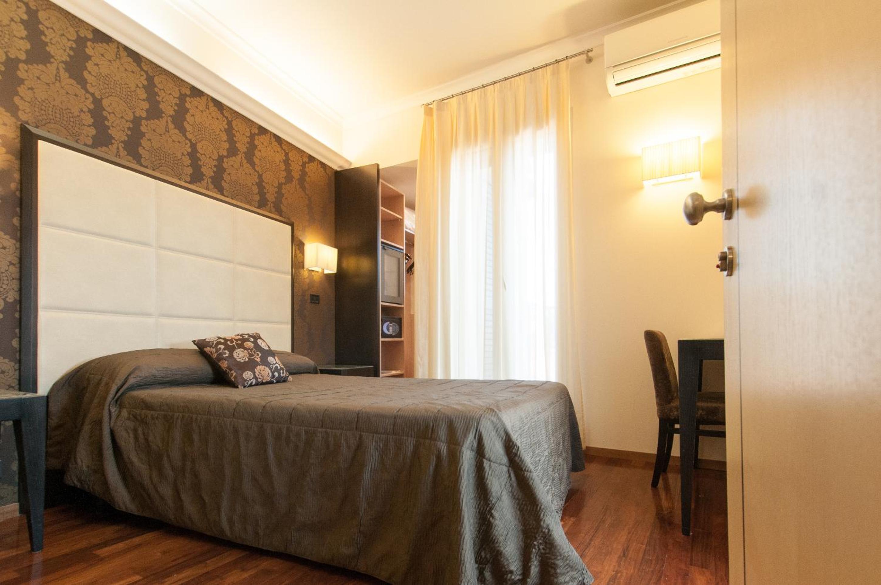 Double or Twin Room thumbnail 5