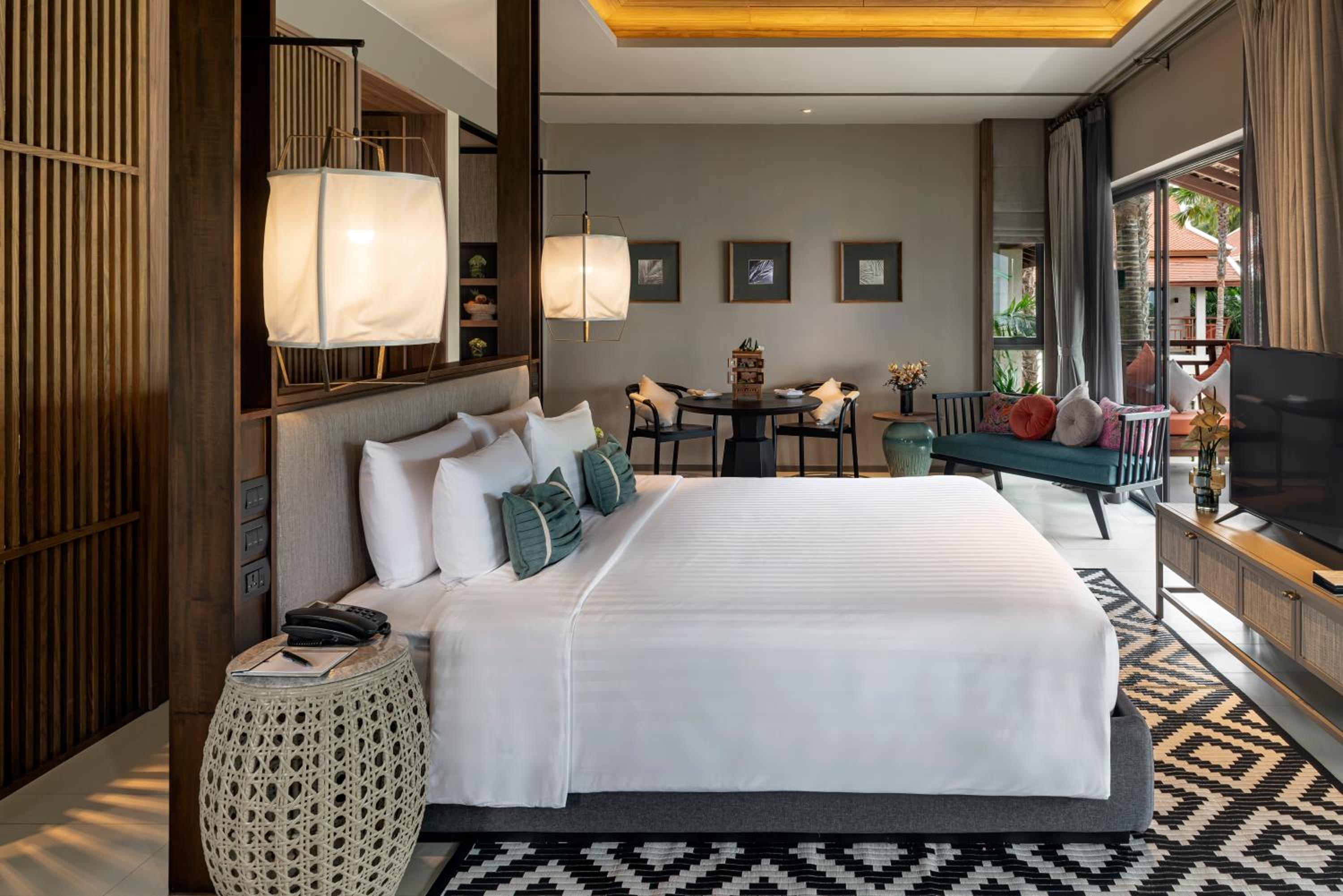 Deluxe King Suite - Photo 2