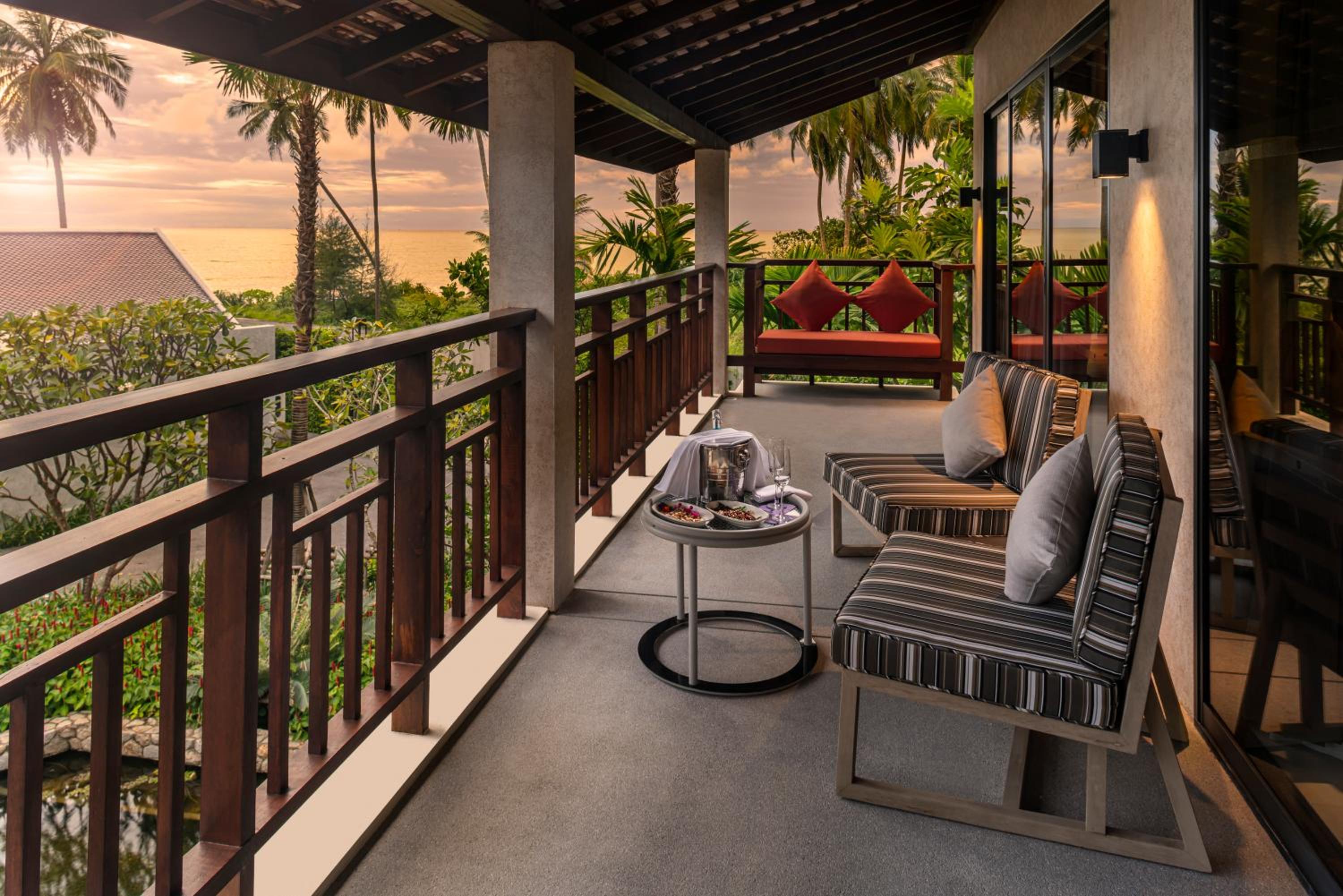 Deluxe King Suite - Photo 6