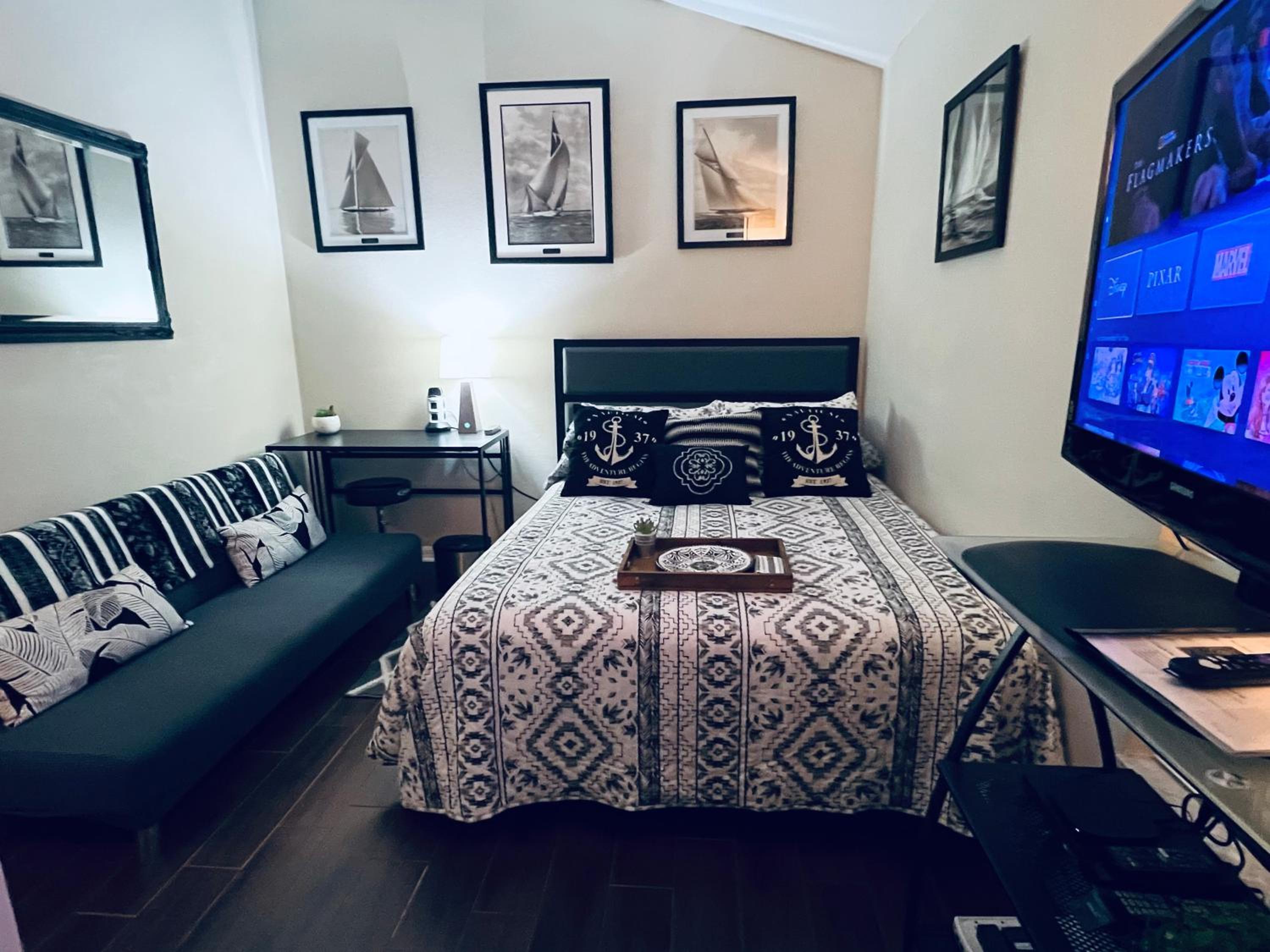 Deluxe Queen Suite photo 1