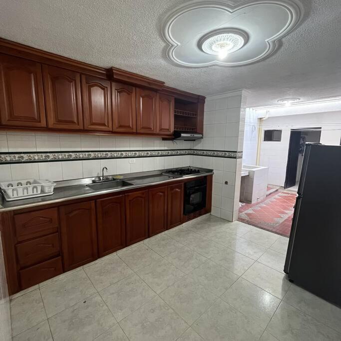 Five-Bedroom House photo 2