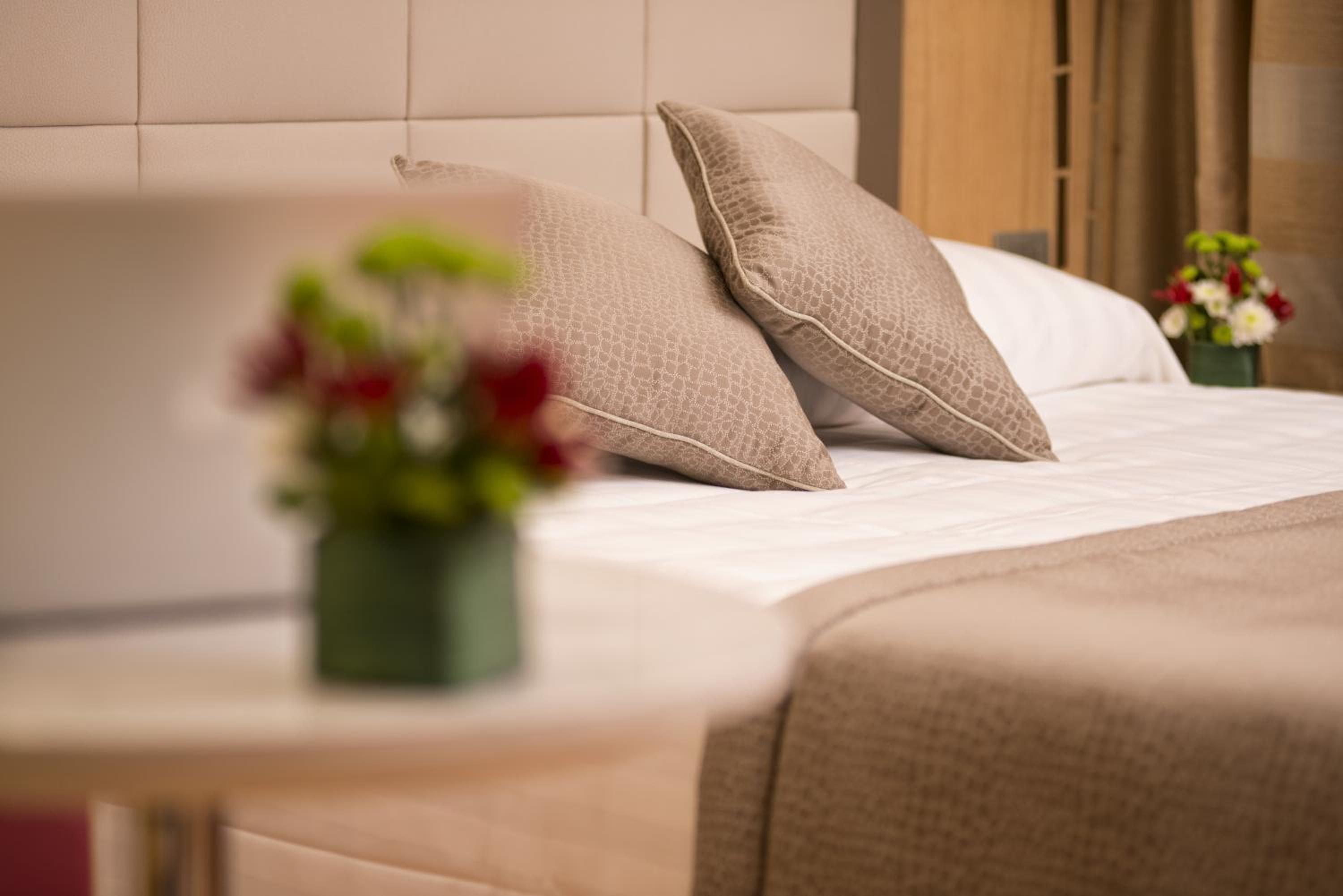 Deluxe Double Room with View thumbnail 5