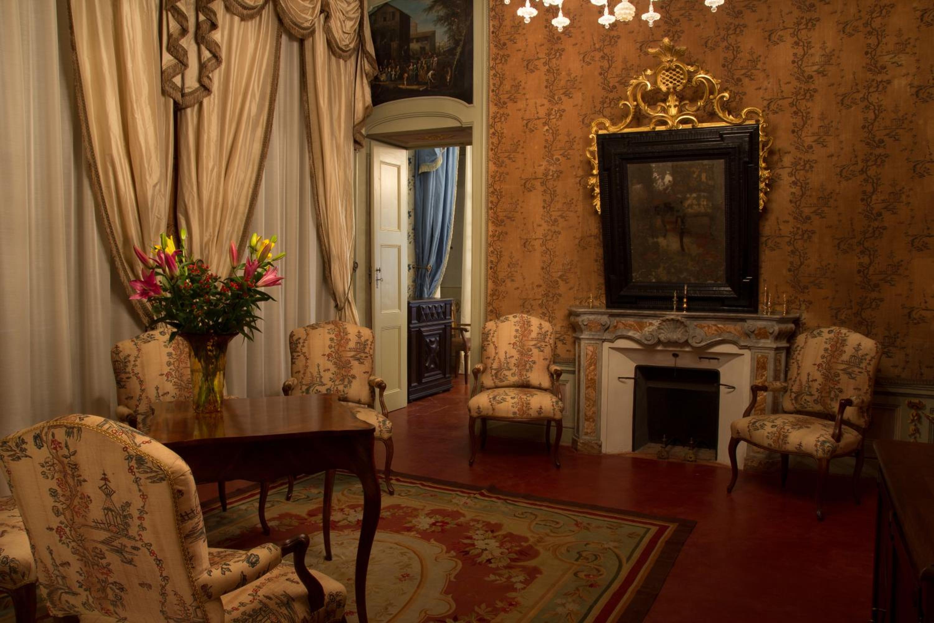 Deluxe King Suite photo 2