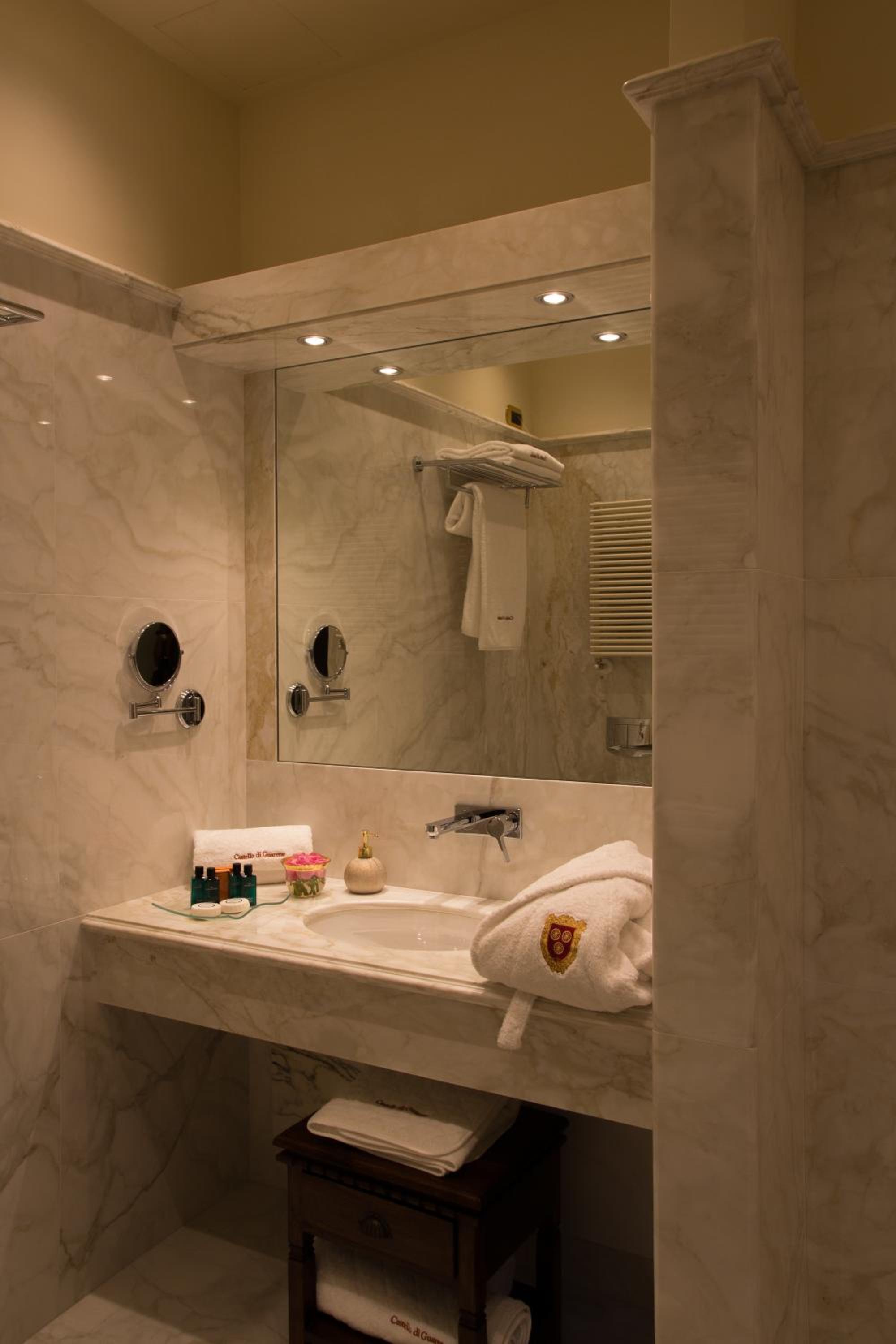 Deluxe King Suite photo 3