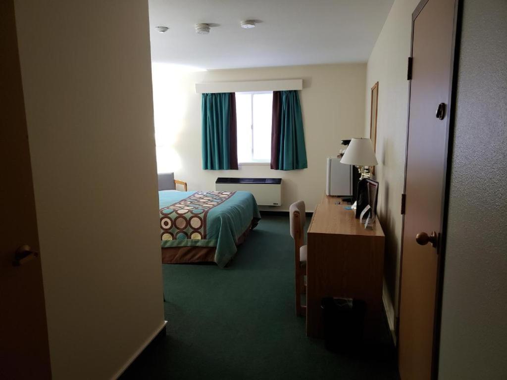 Queen Room with Two Queen Beds - Non-Smoking - Photo 4