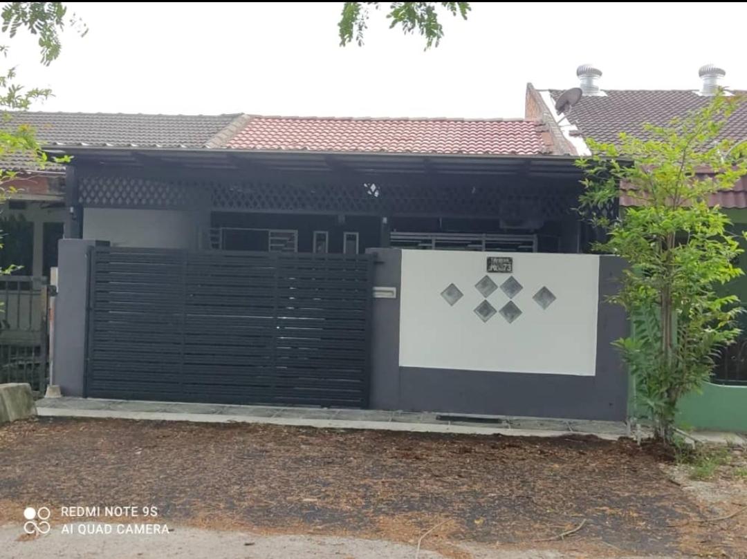 Three-Bedroom House photo 2