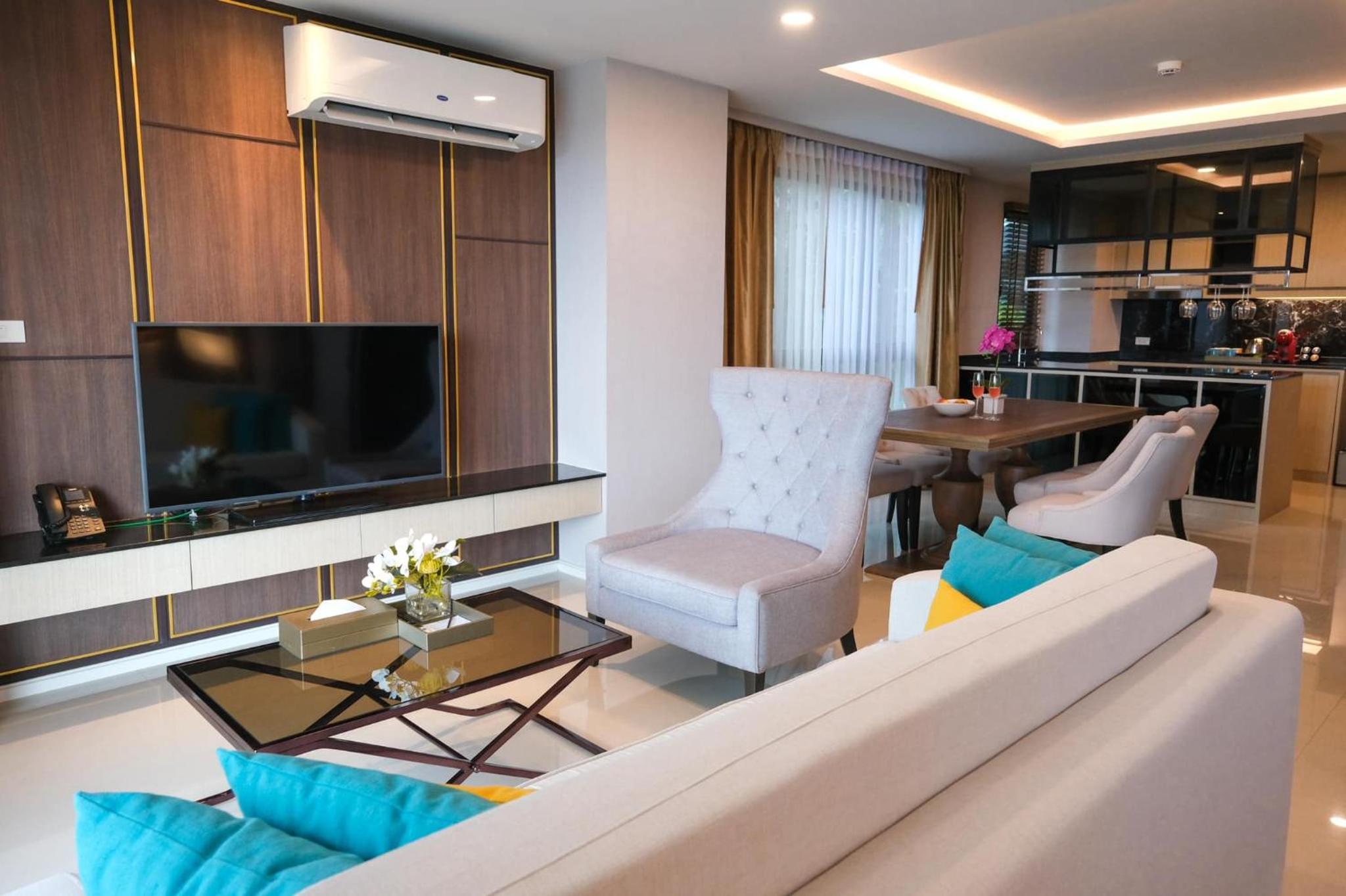 Grande 3 Bedroom Suite Ocean View with Jacuzzi photo 3