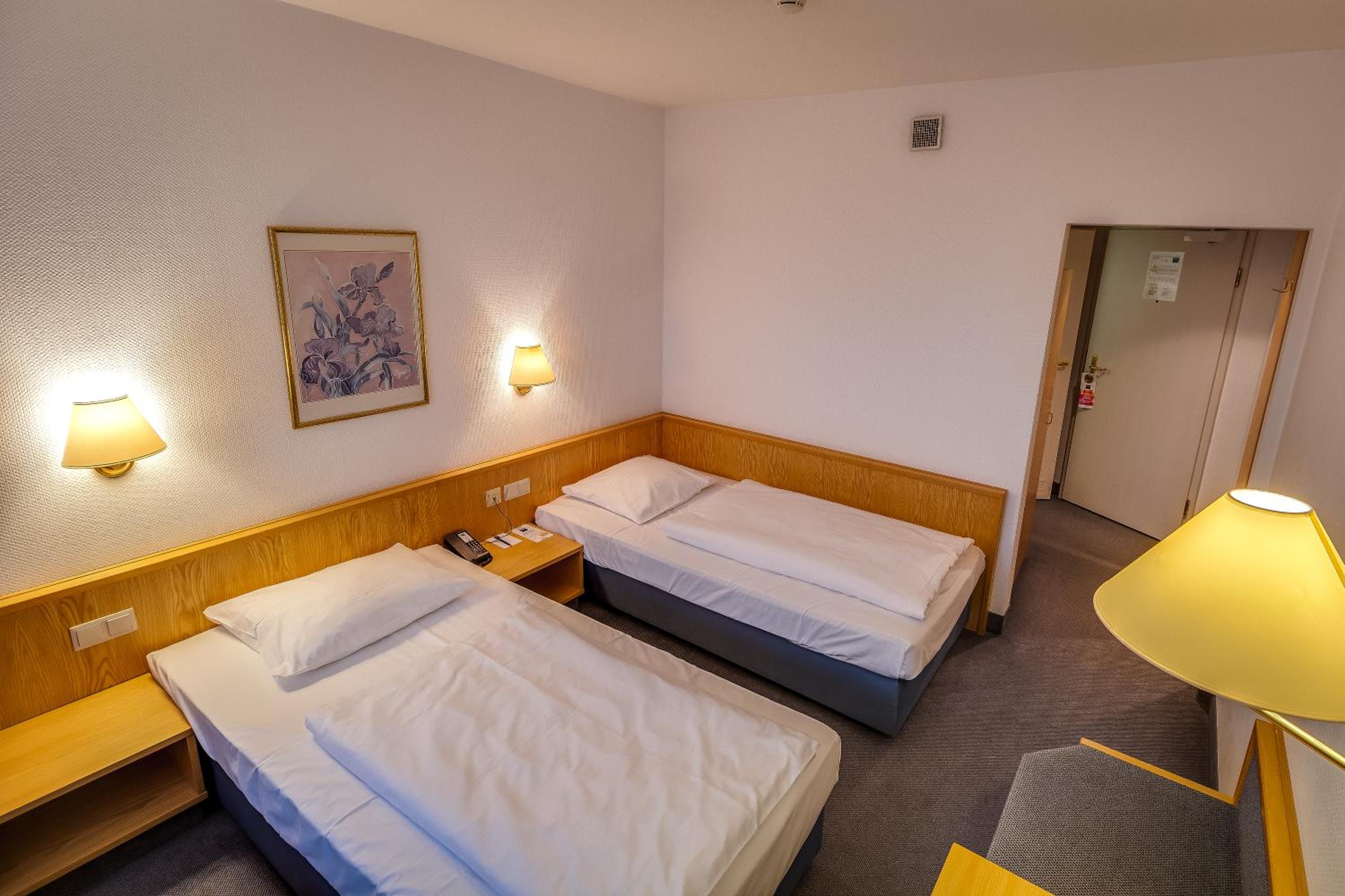 Economy Twin Room photo 1