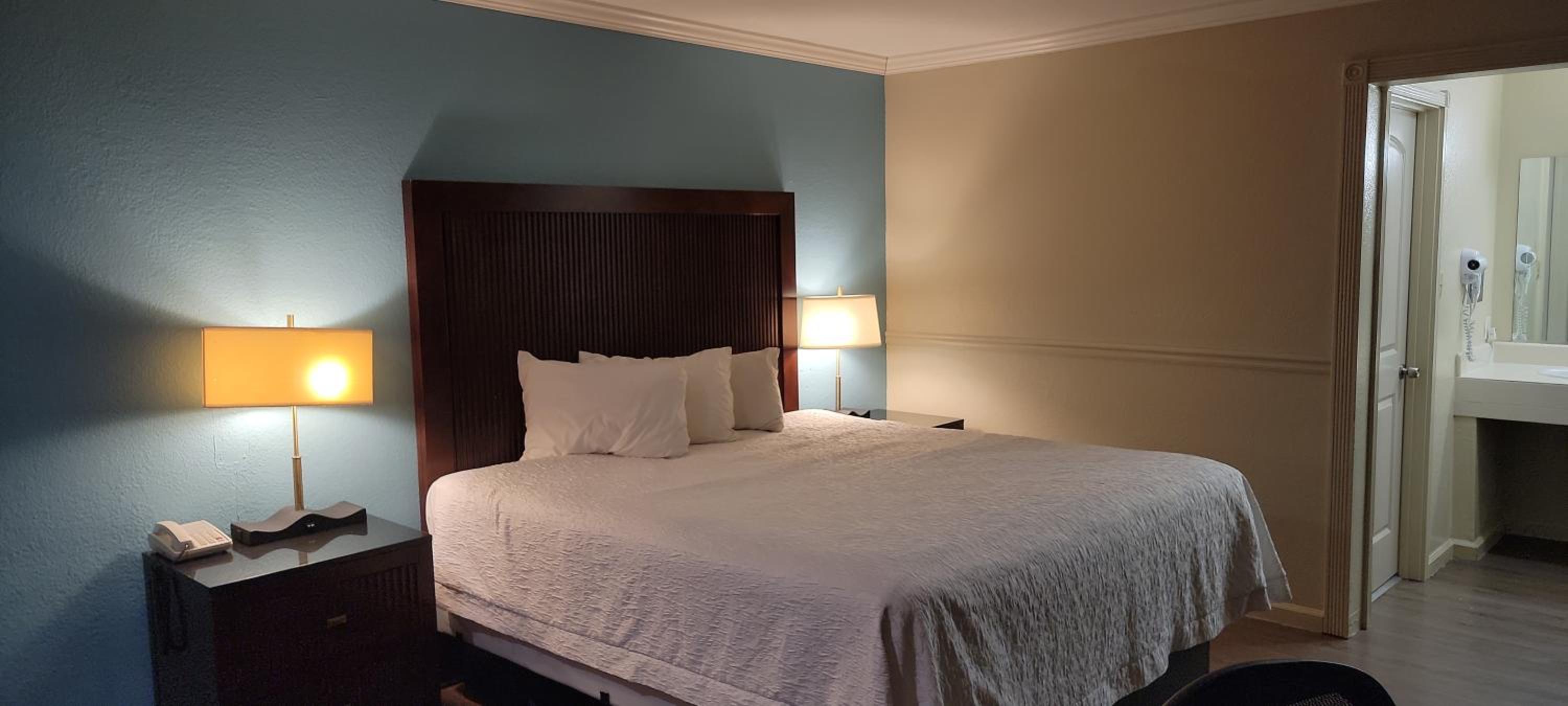 King Room - Non-Smoking - Photo 11