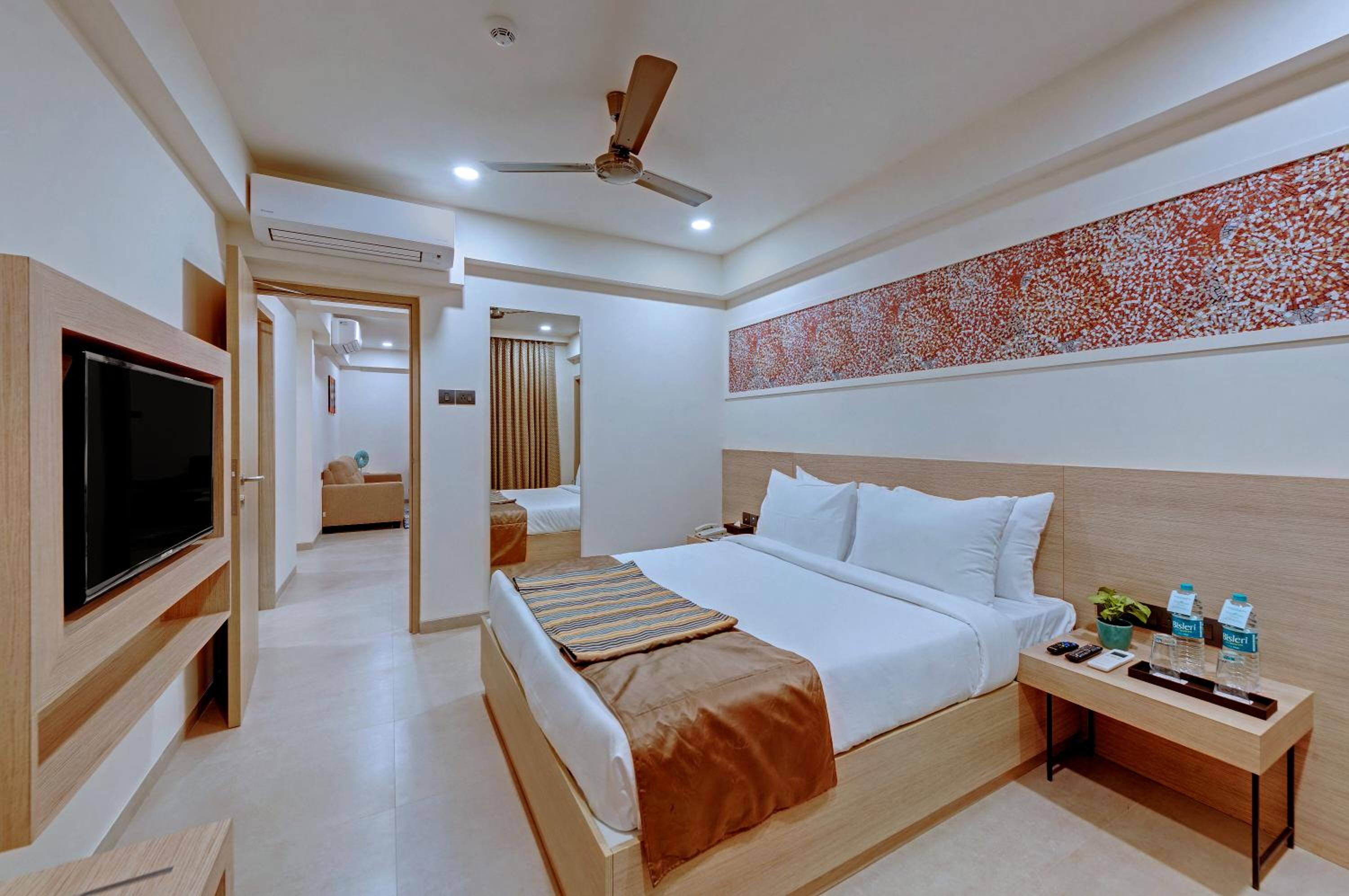 Hazel Suite, 1 Queen Bed - Photo 3