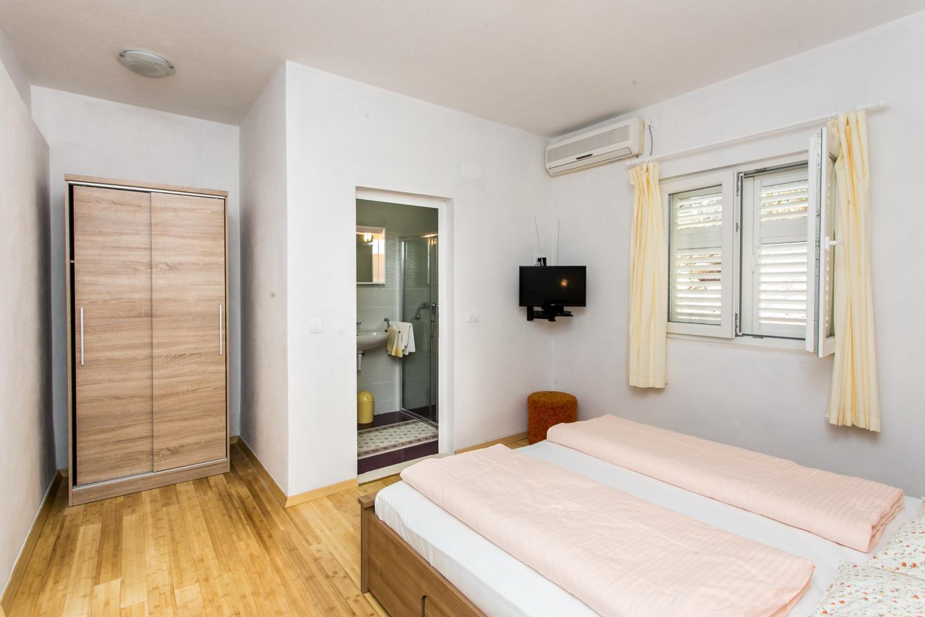 One-Bedroom Apartment with Terrace and Sea View photo 1