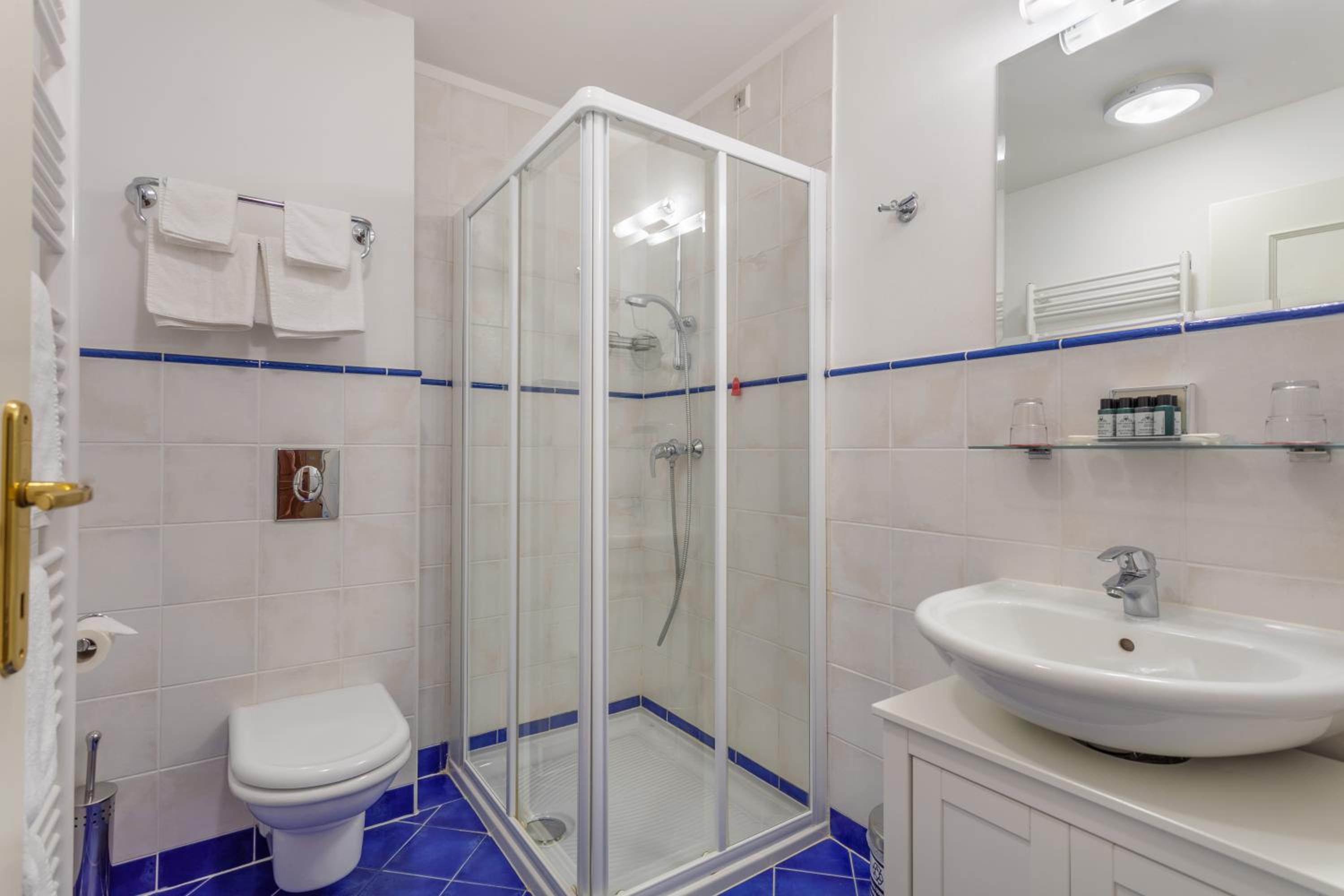 Double or Twin Room with Balcony and Lake View - Photo 6