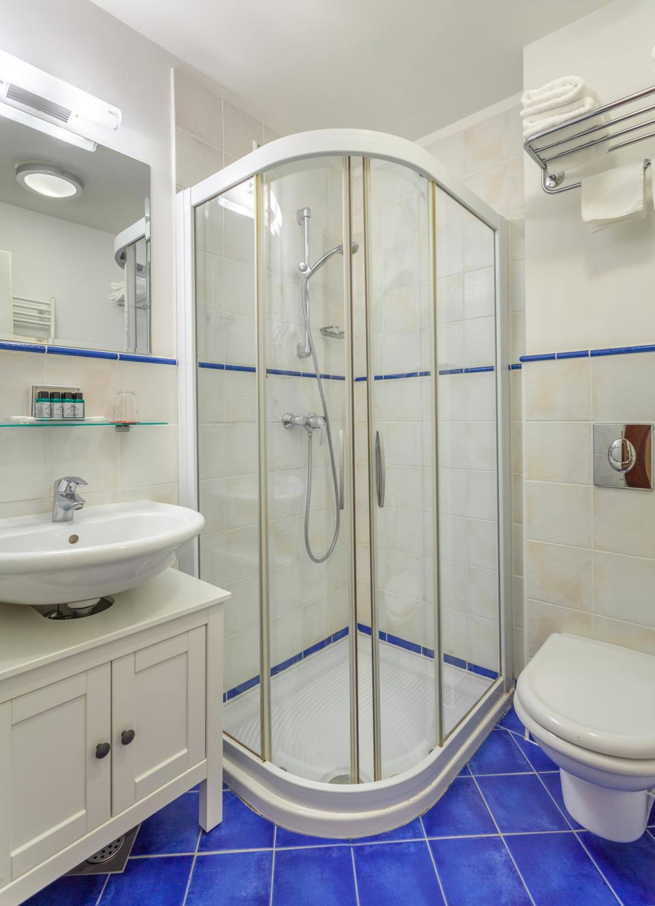Double or Twin Room with Balcony and Lake View - Photo 2