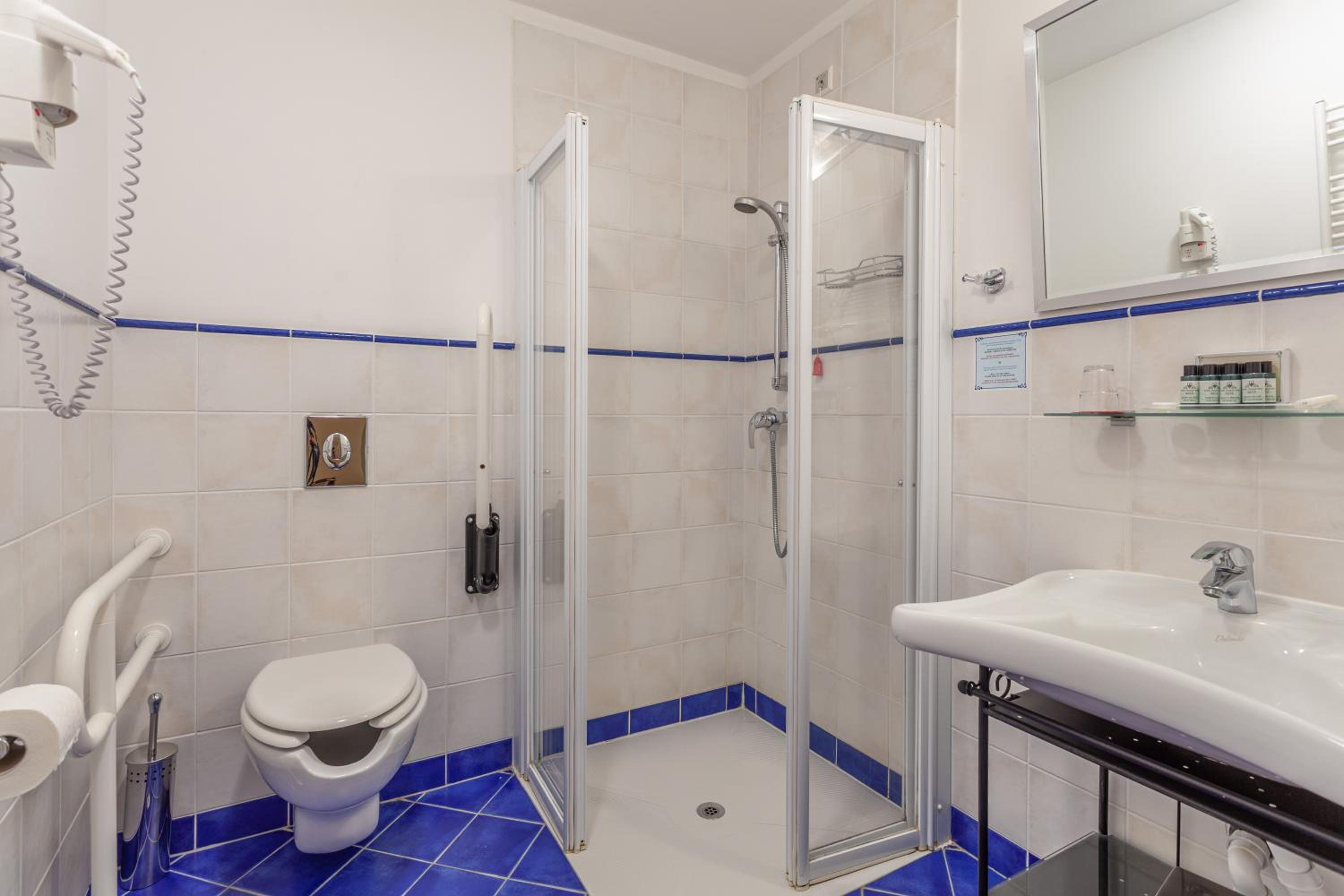 Double or Twin Room with Balcony and Lake View - Photo 7