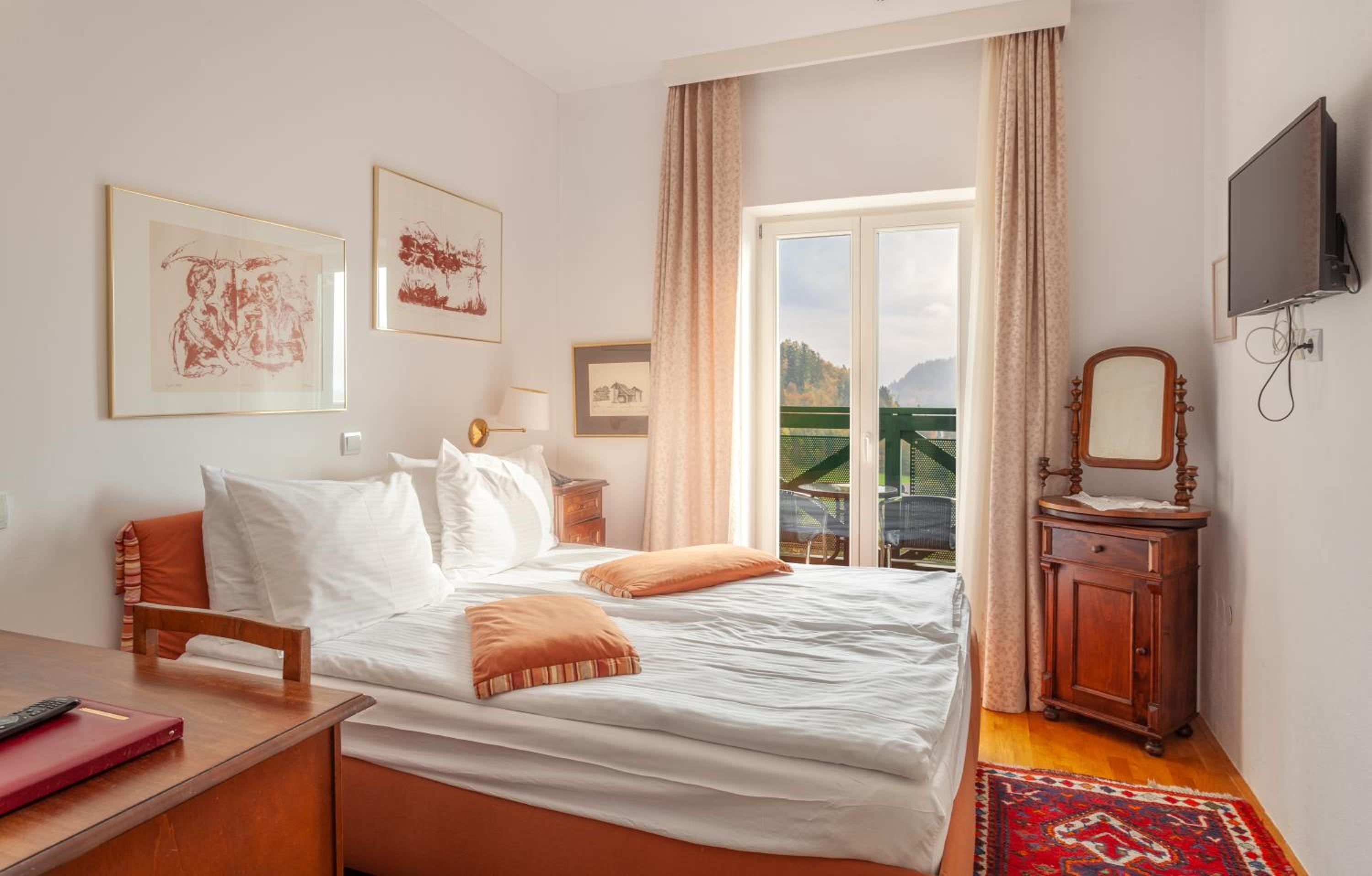 Double or Twin Room with Balcony and Lake View - Photo 10
