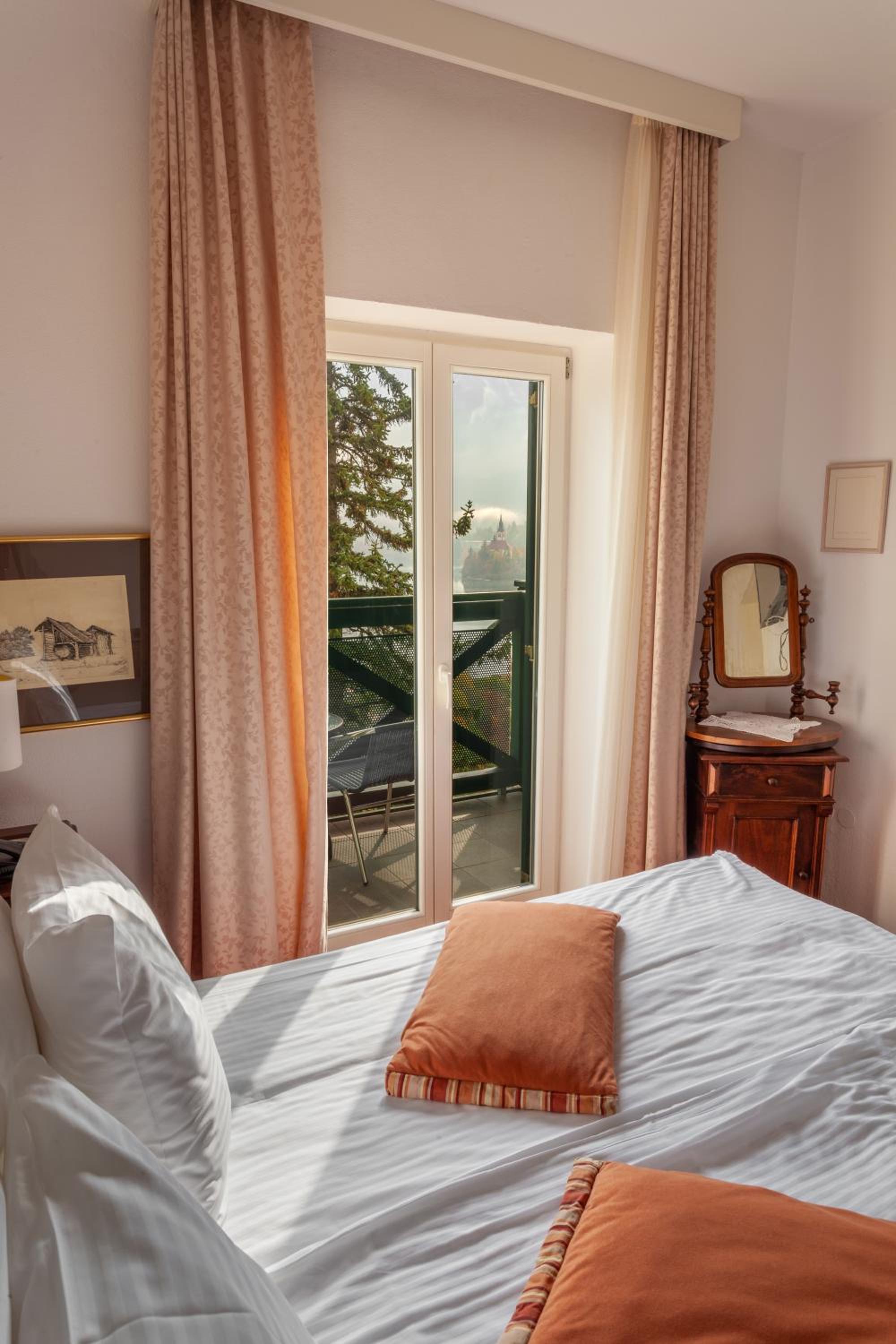 Double or Twin Room with Balcony and Lake View - Photo 1