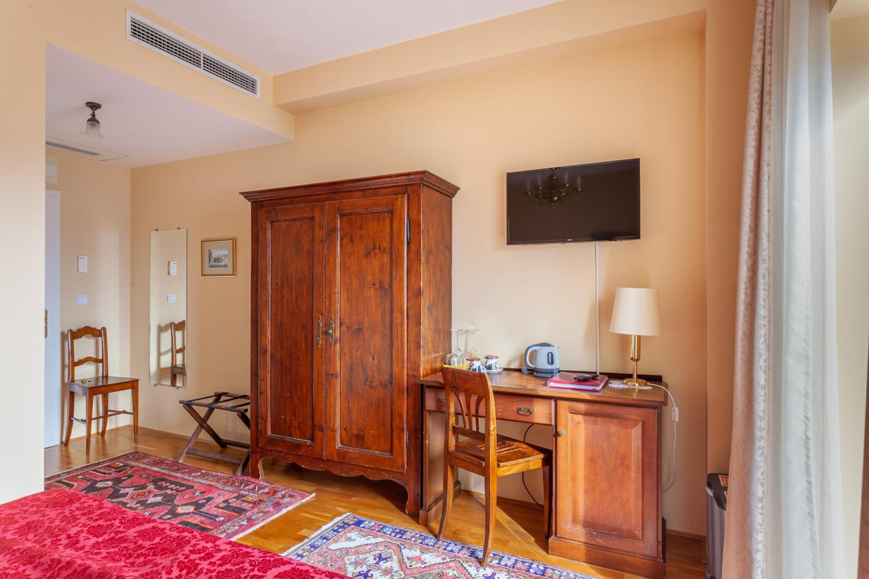 Double or Twin Room with Balcony and Lake View - Photo 4