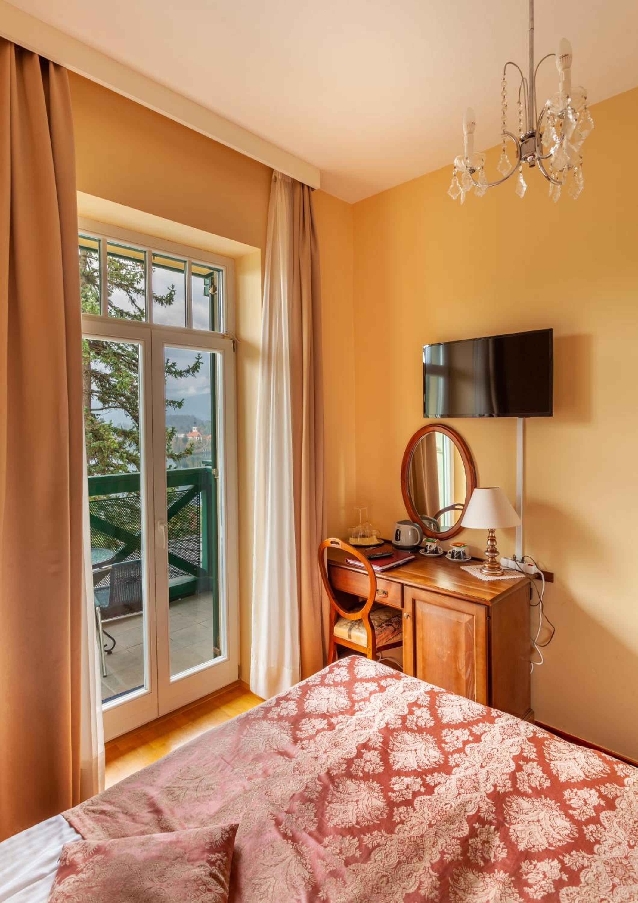 Double or Twin Room with Balcony and Lake View - Photo 11