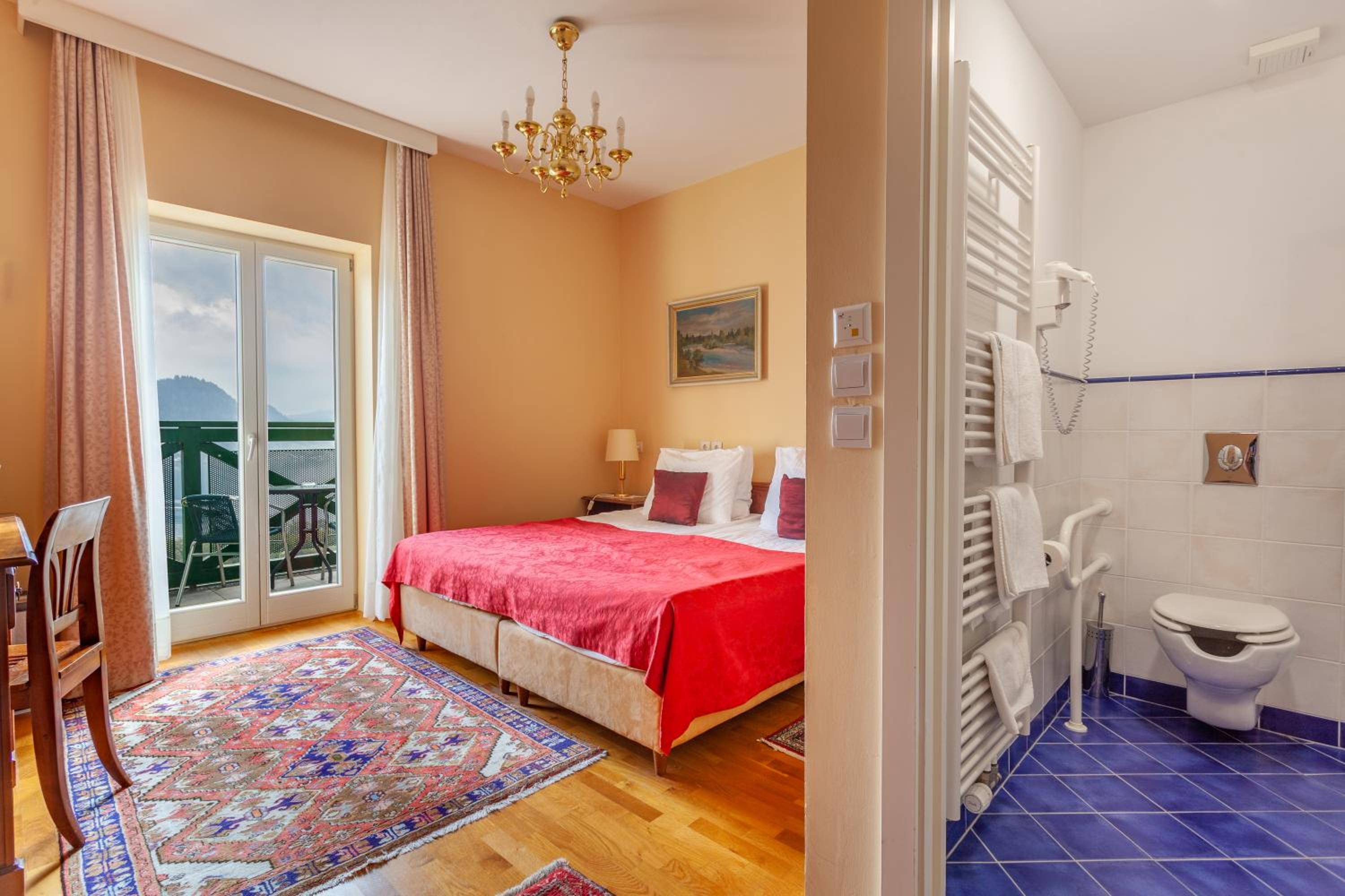 Double or Twin Room with Balcony and Lake View - Photo 8
