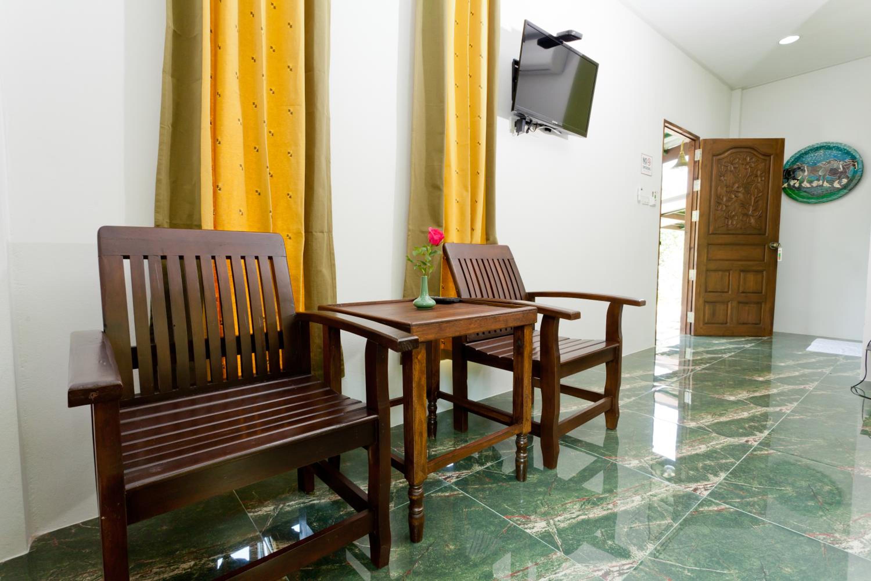 Bungalow with Garden View - Photo 9