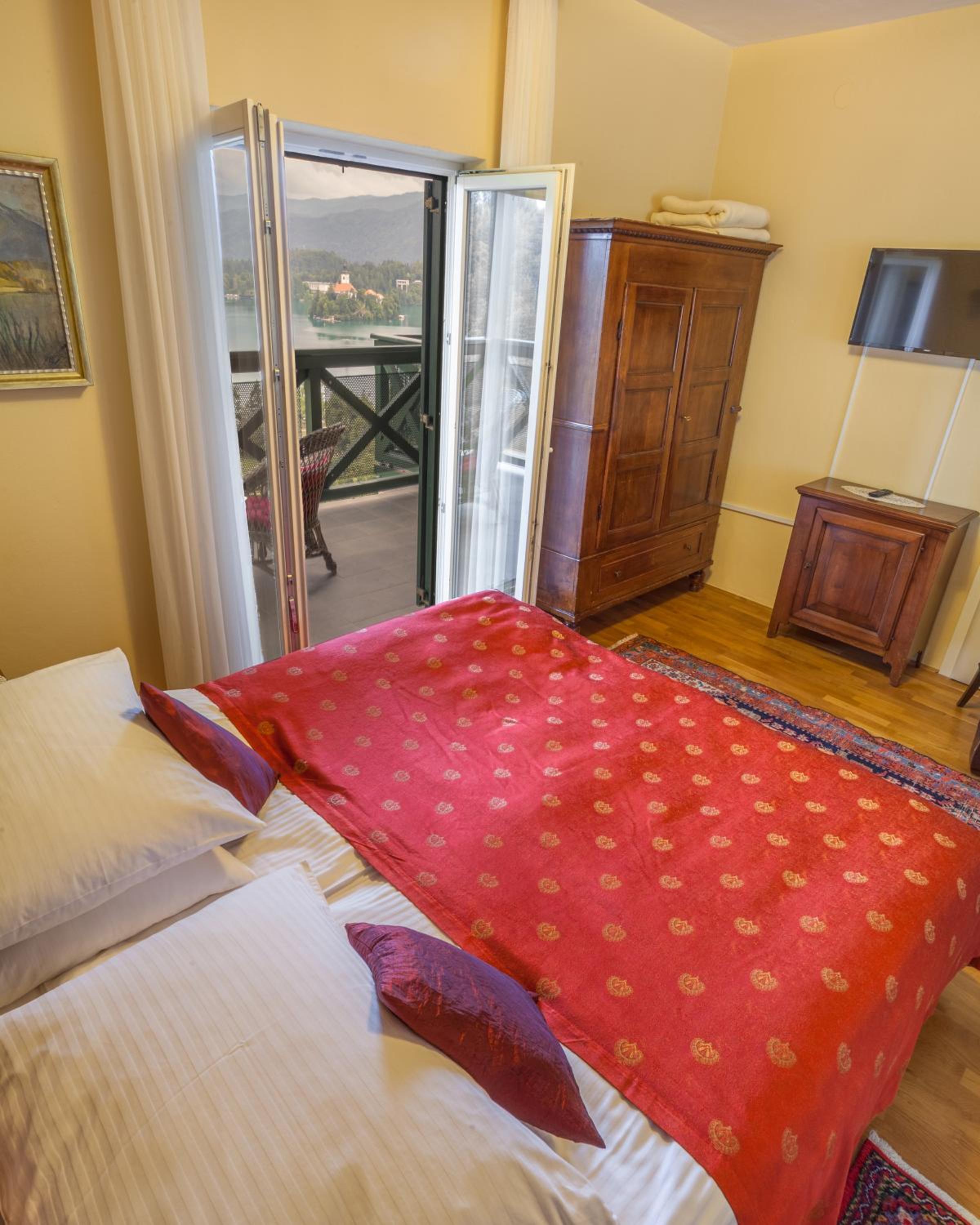 Deluxe Double or Twin Room with Lake View - Photo 6