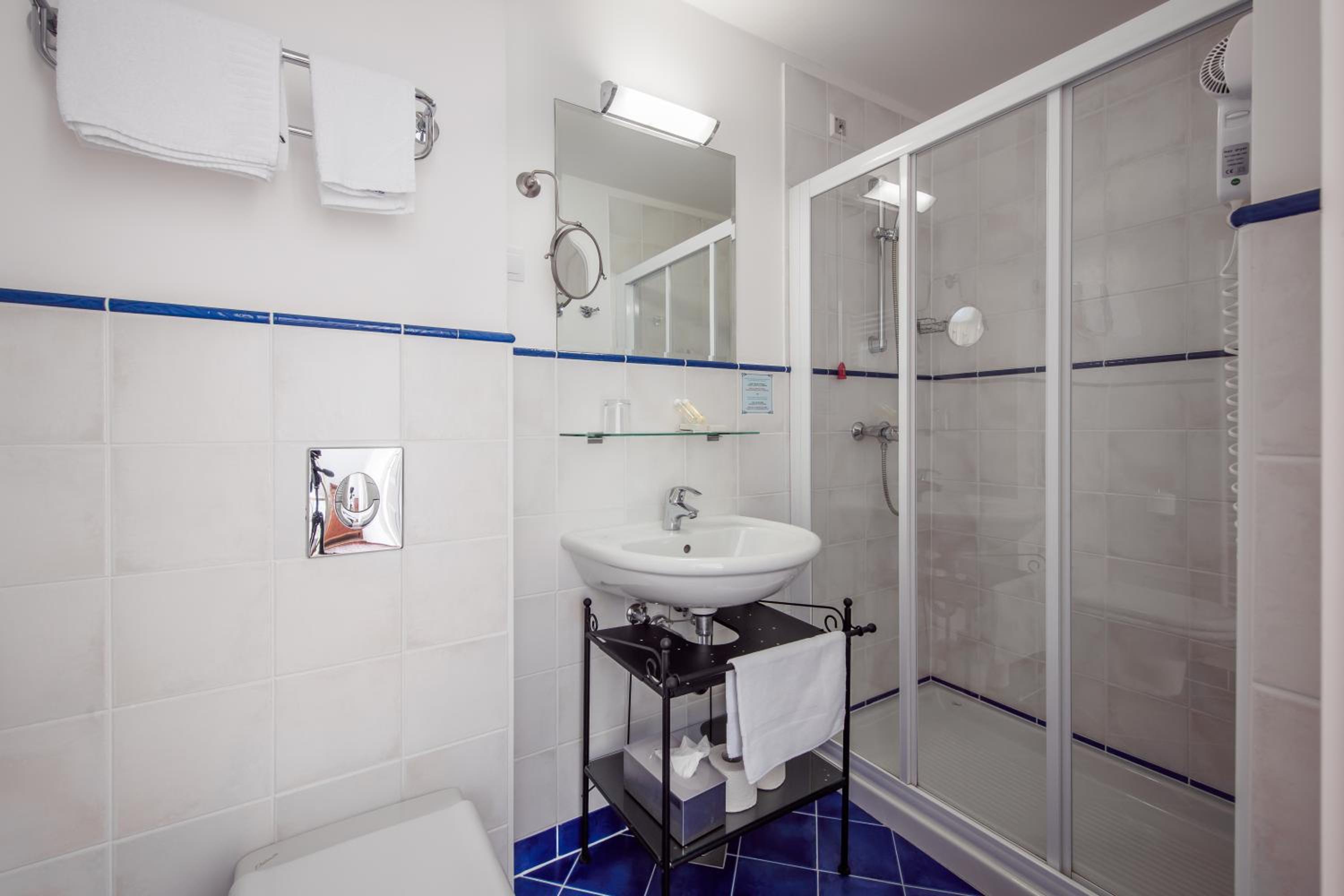 Deluxe Double or Twin Room with Lake View - Photo 12