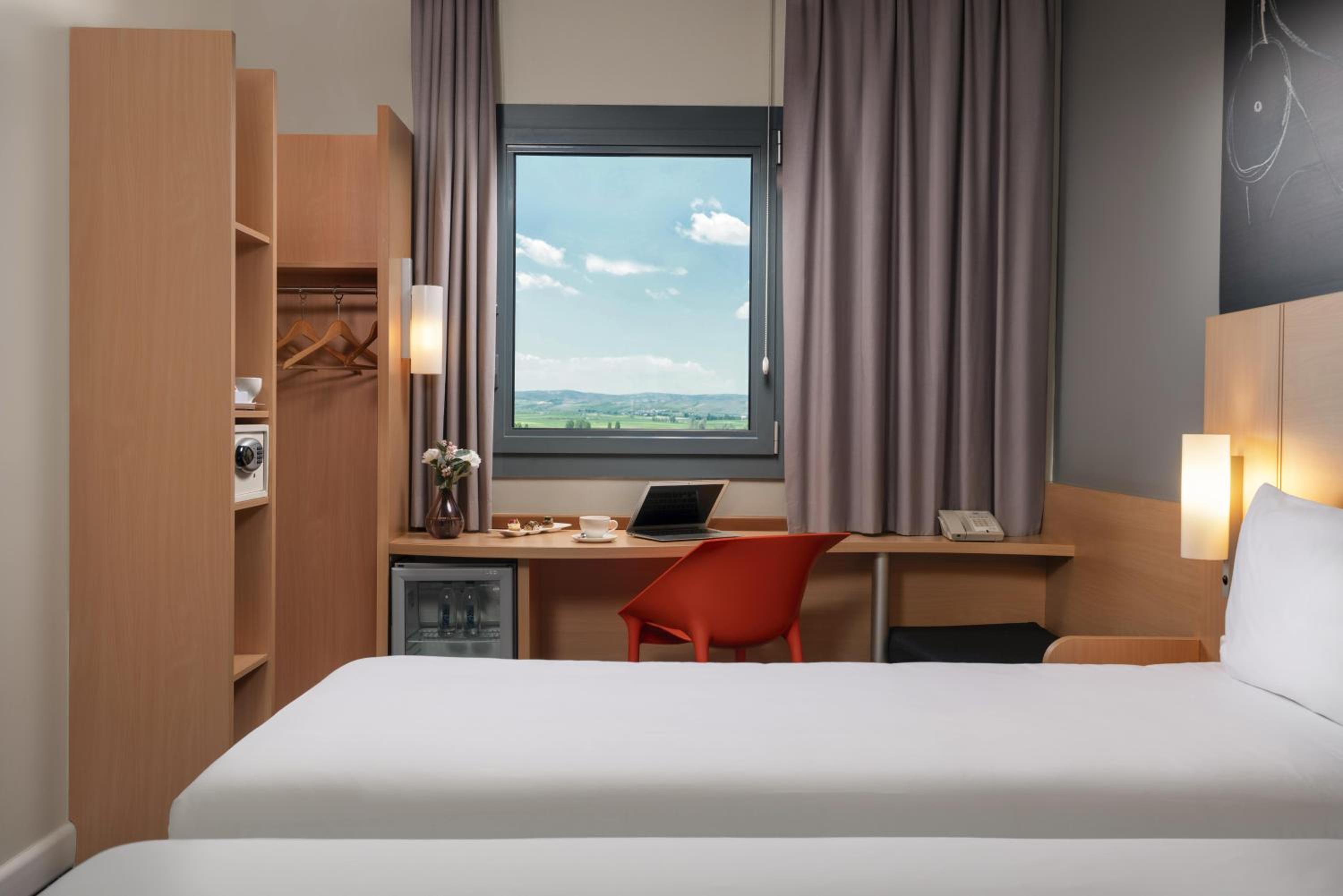 Standard Room with 2 Single Beds photo 3