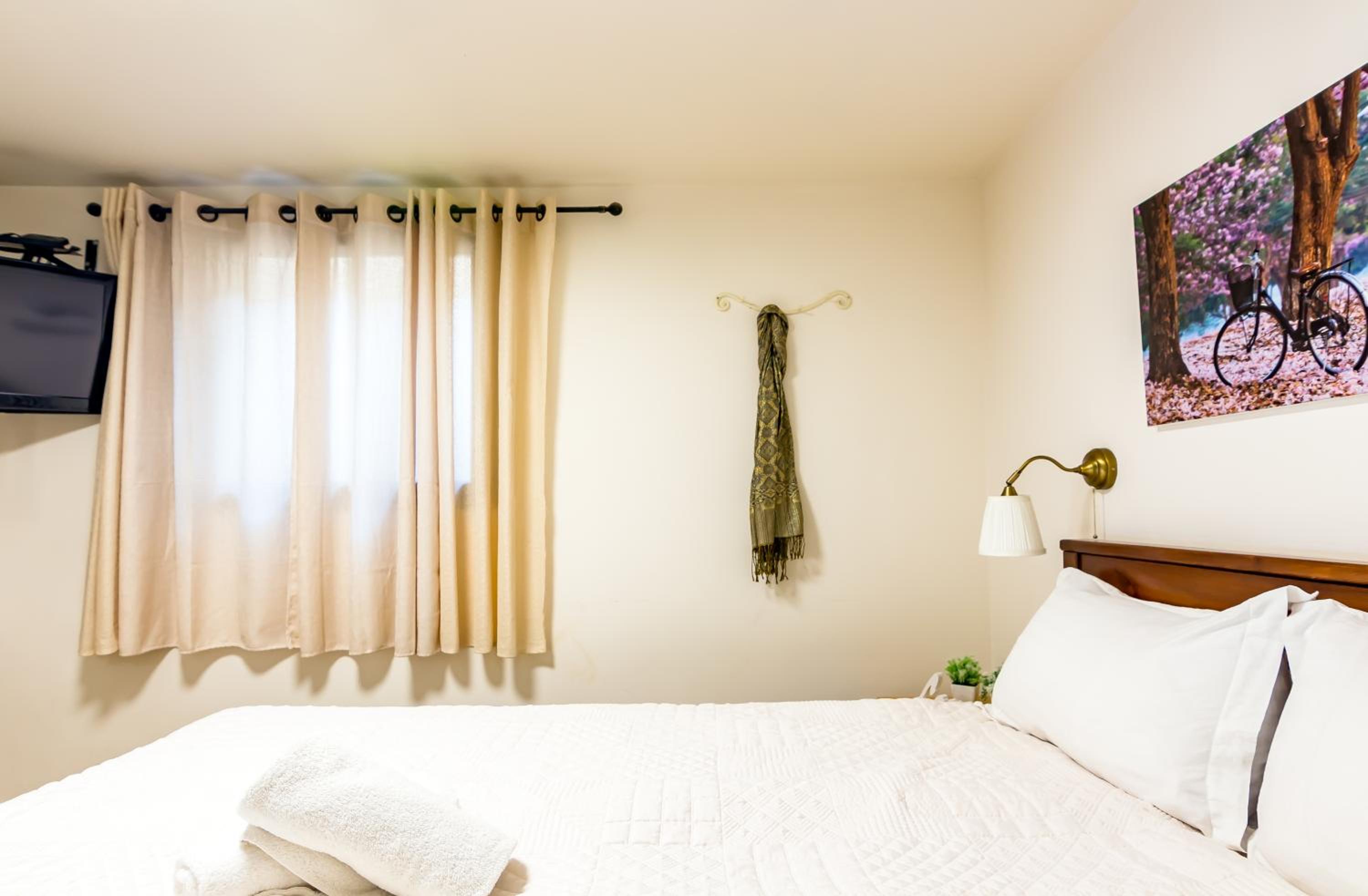 One-Bedroom Suite - Photo 4