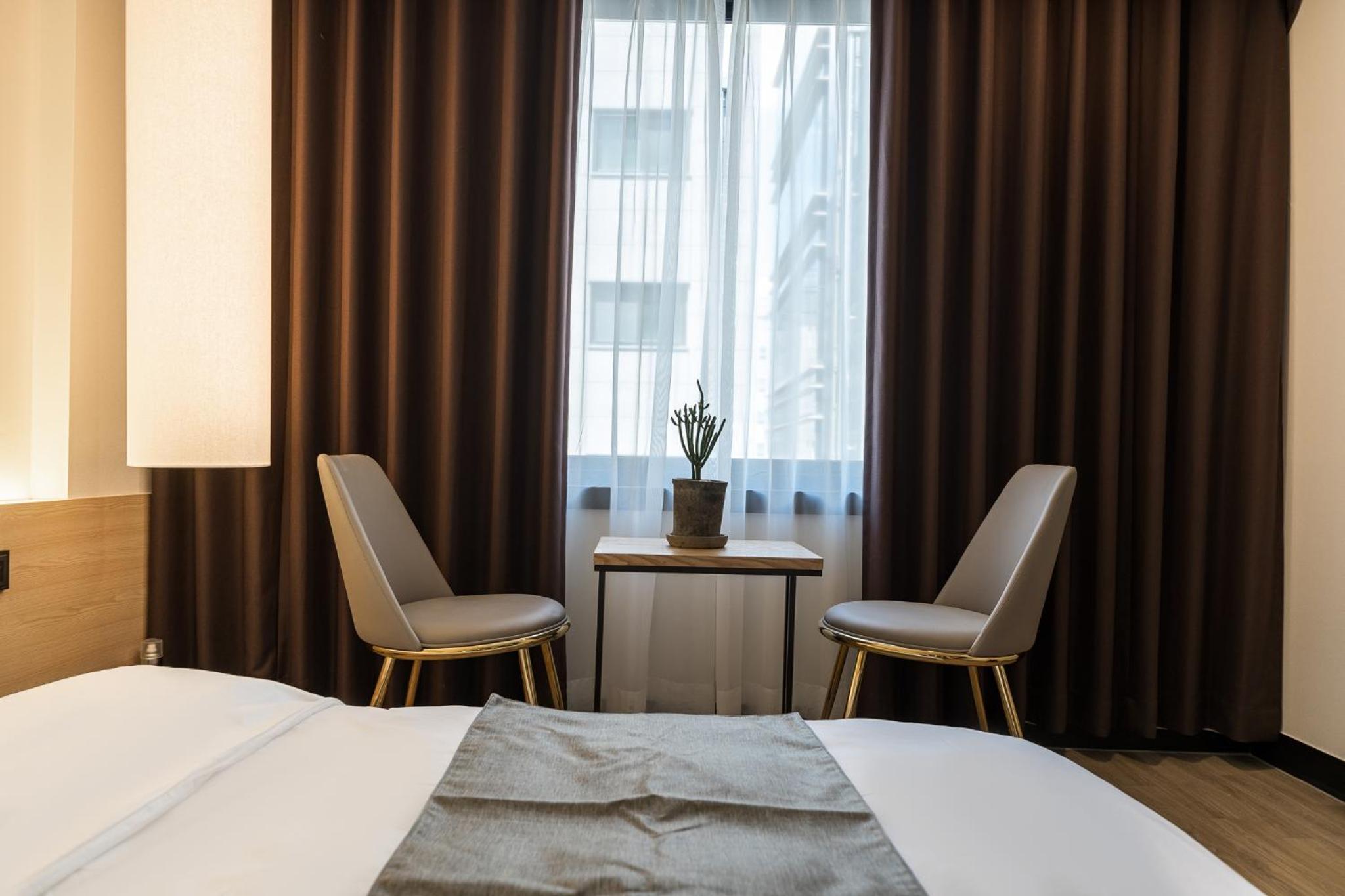 Standard Queen Room