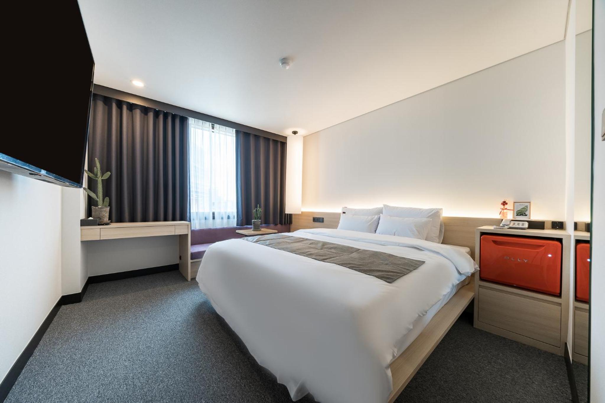 Deluxe Queen Room