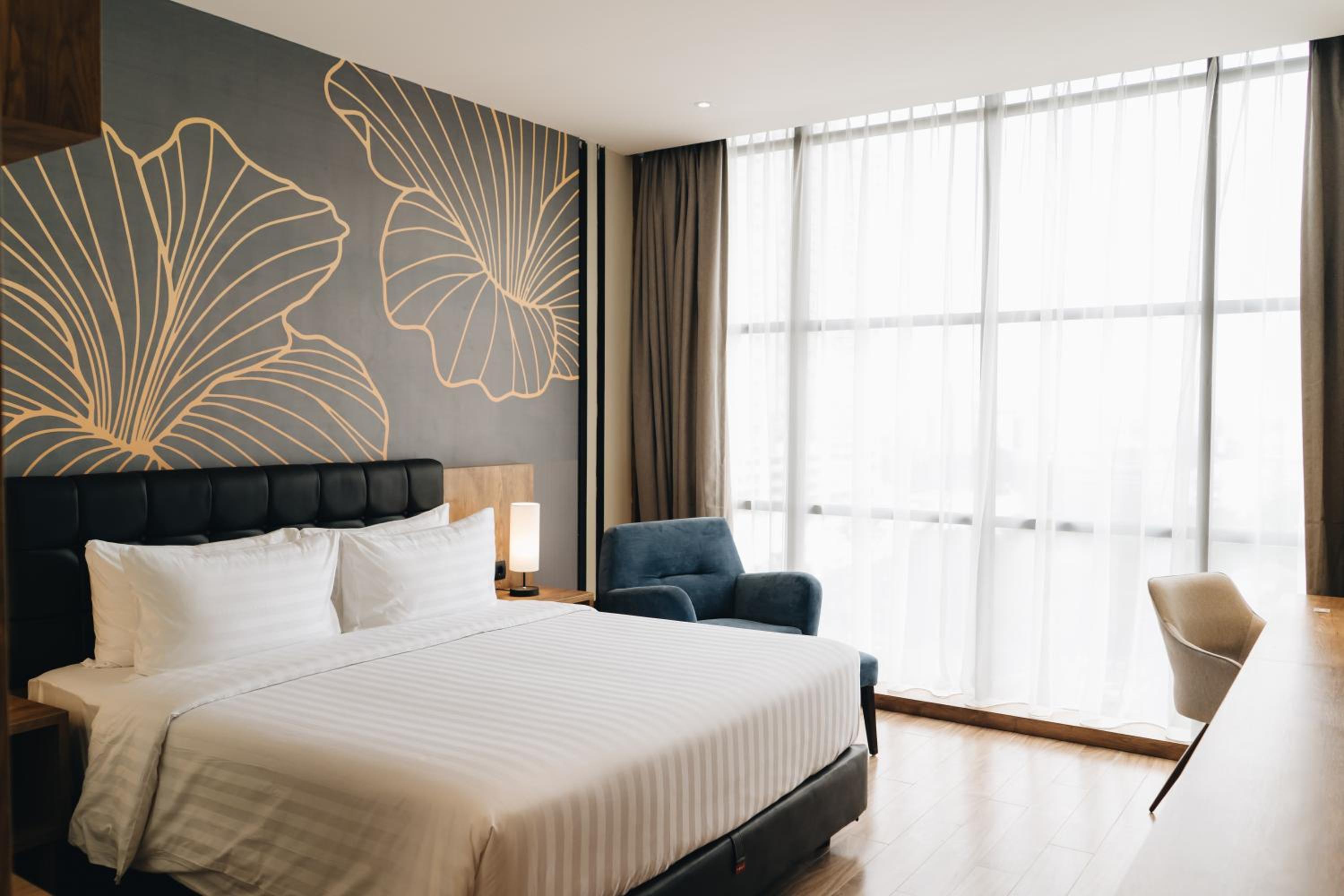 Deluxe King Room - Non-Smoking - Photo 4