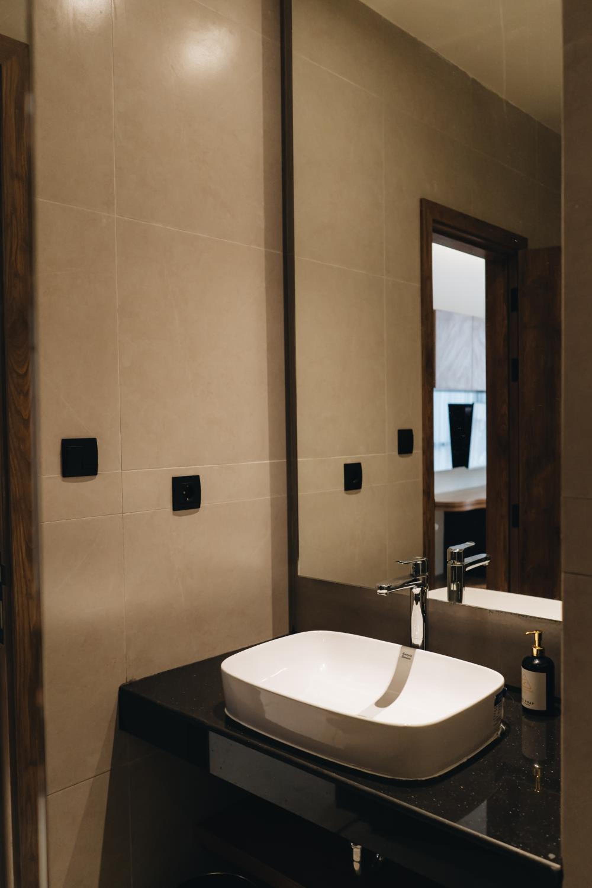 Deluxe King Room - Non-Smoking - Photo 16
