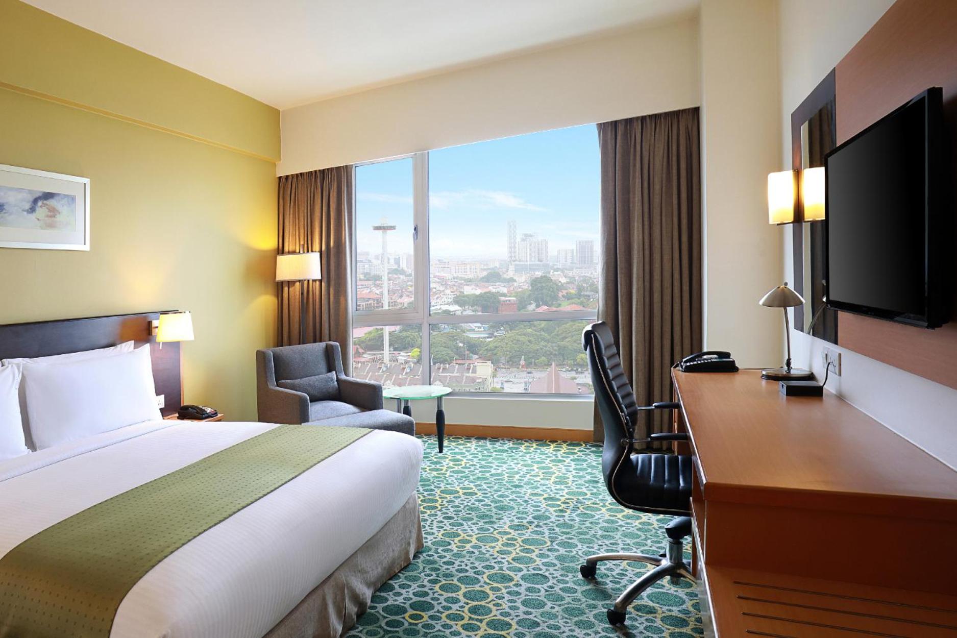 Standard Queen Room with One Single Bed and City View - Photo 2