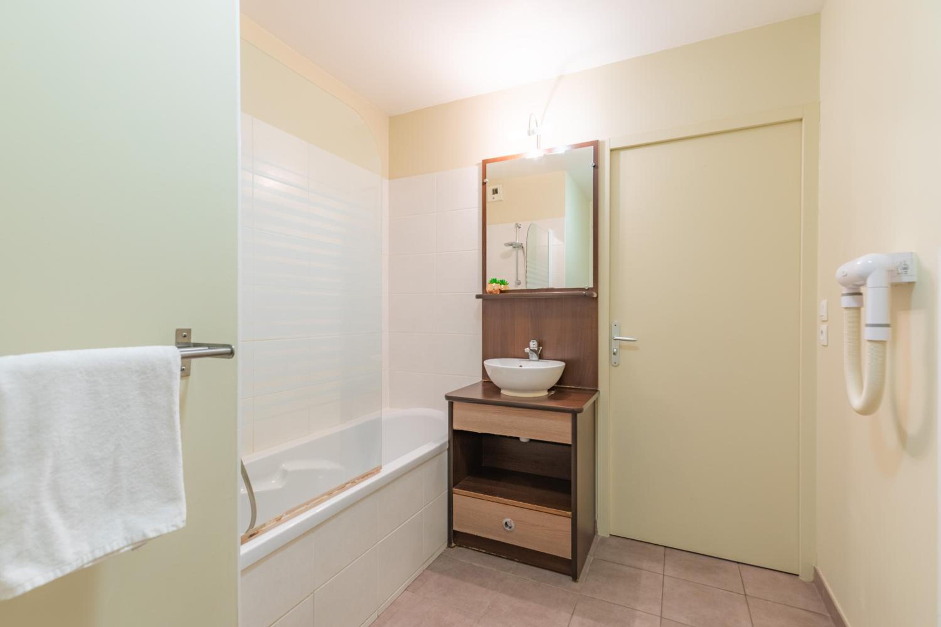 Apartment - Photo 2