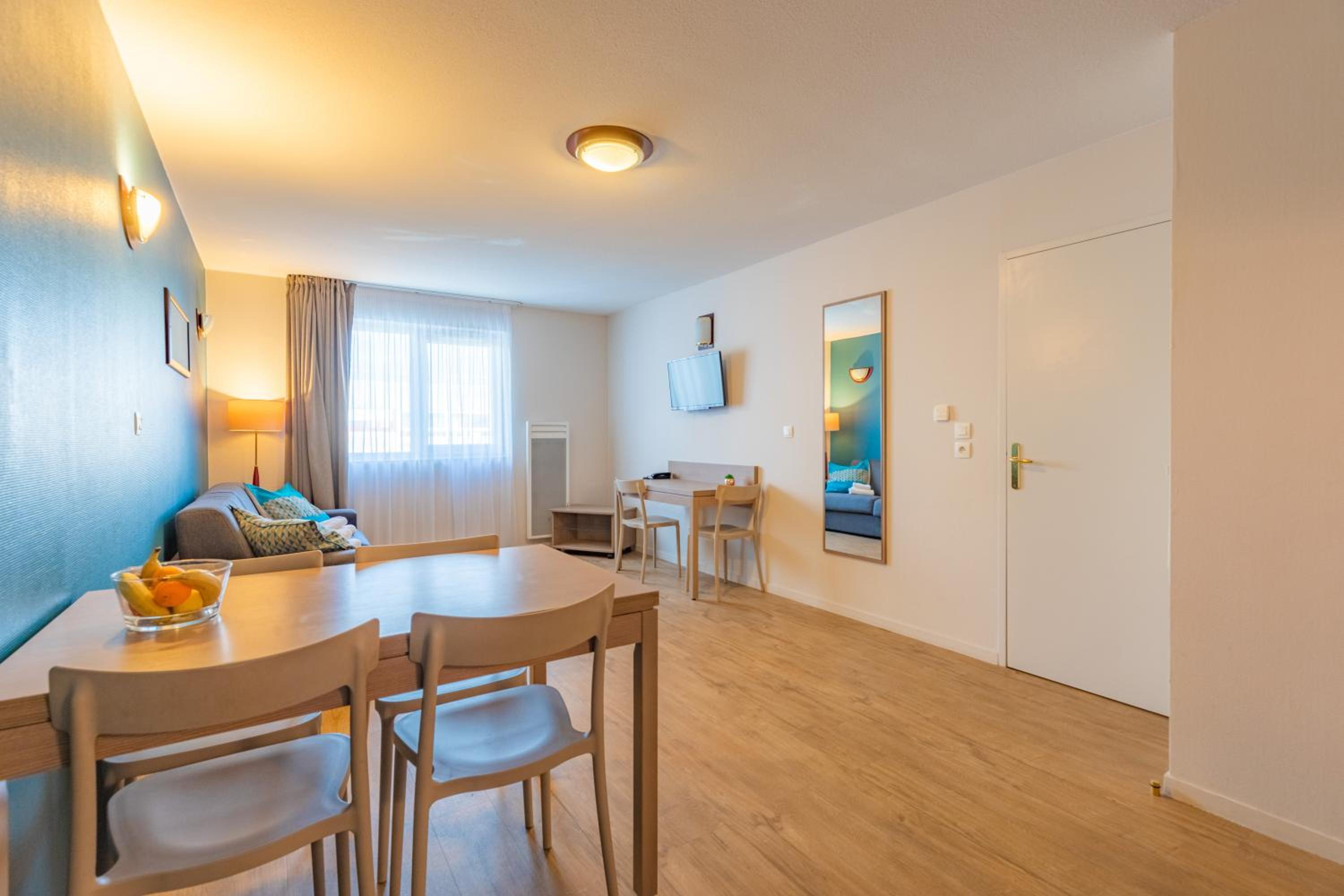 Large Apartment - Photo 4