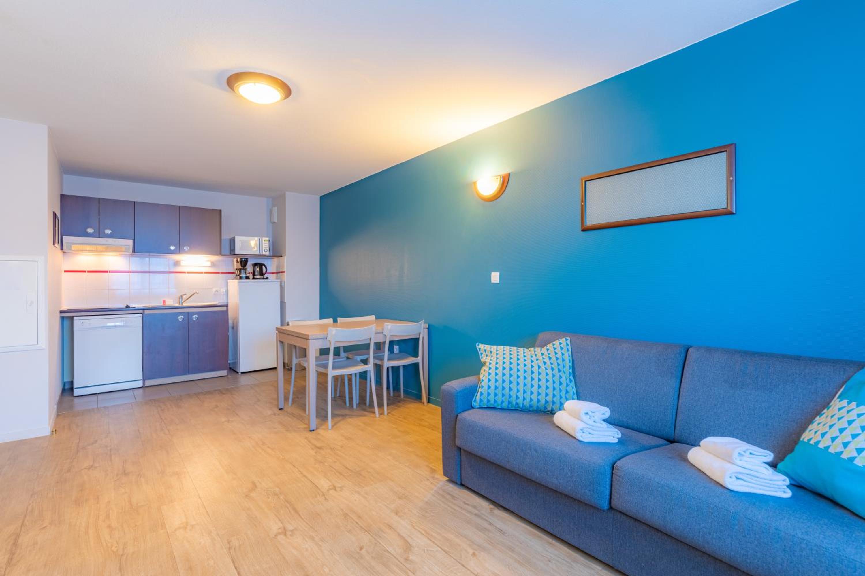 Large Apartment - Photo 3