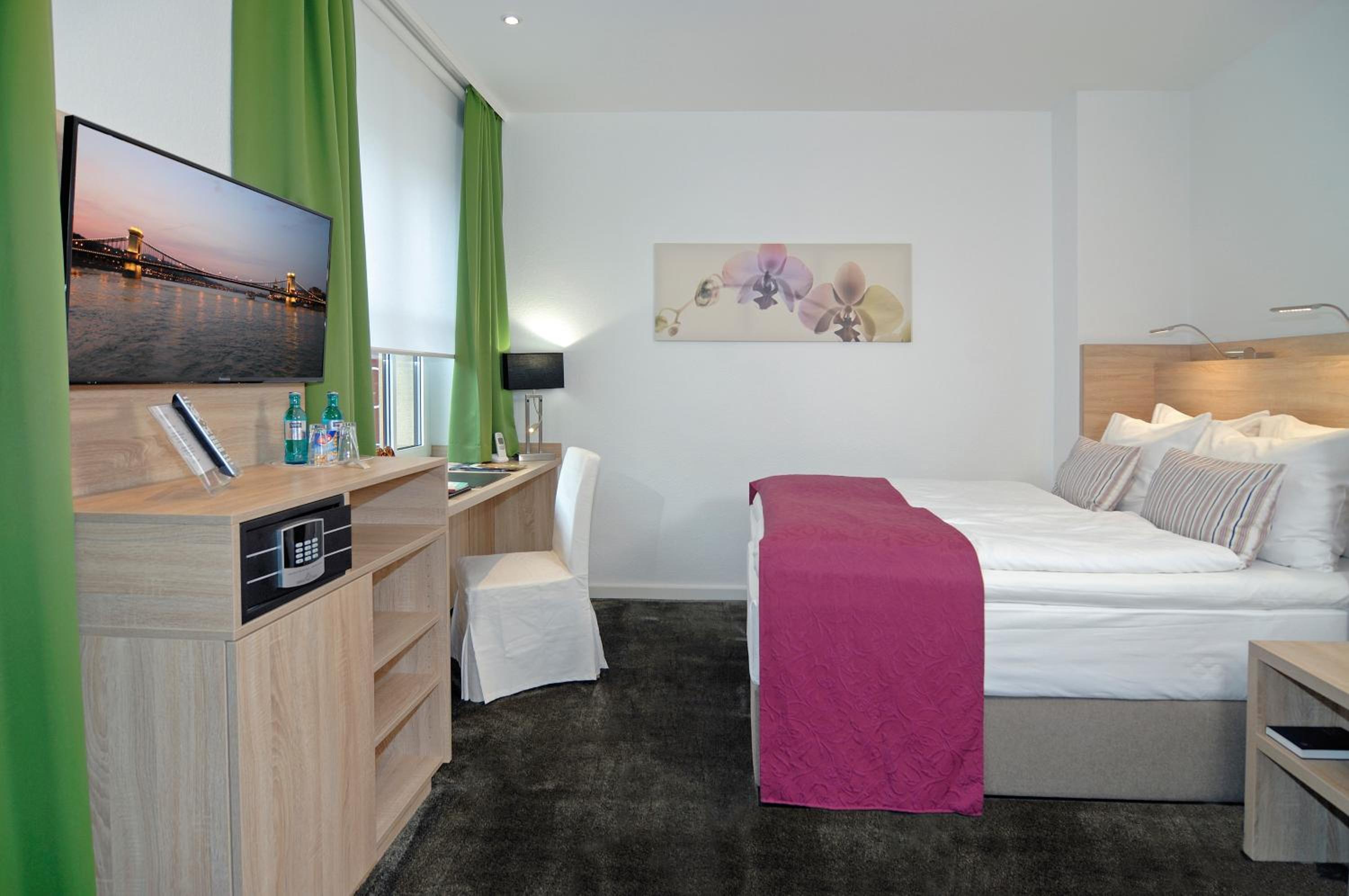 Deluxe Double Room with Shower - Photo 15