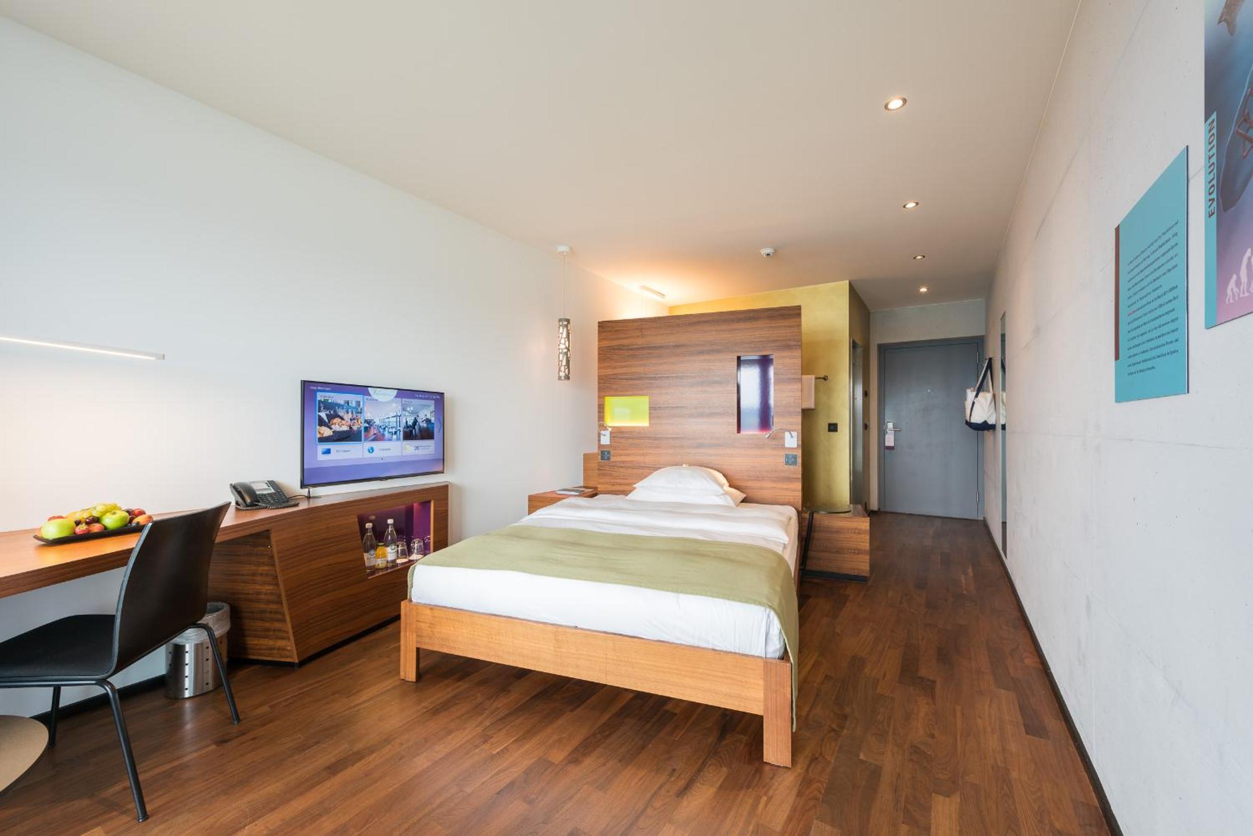 Panorama Club Room with Lake View - Photo 2