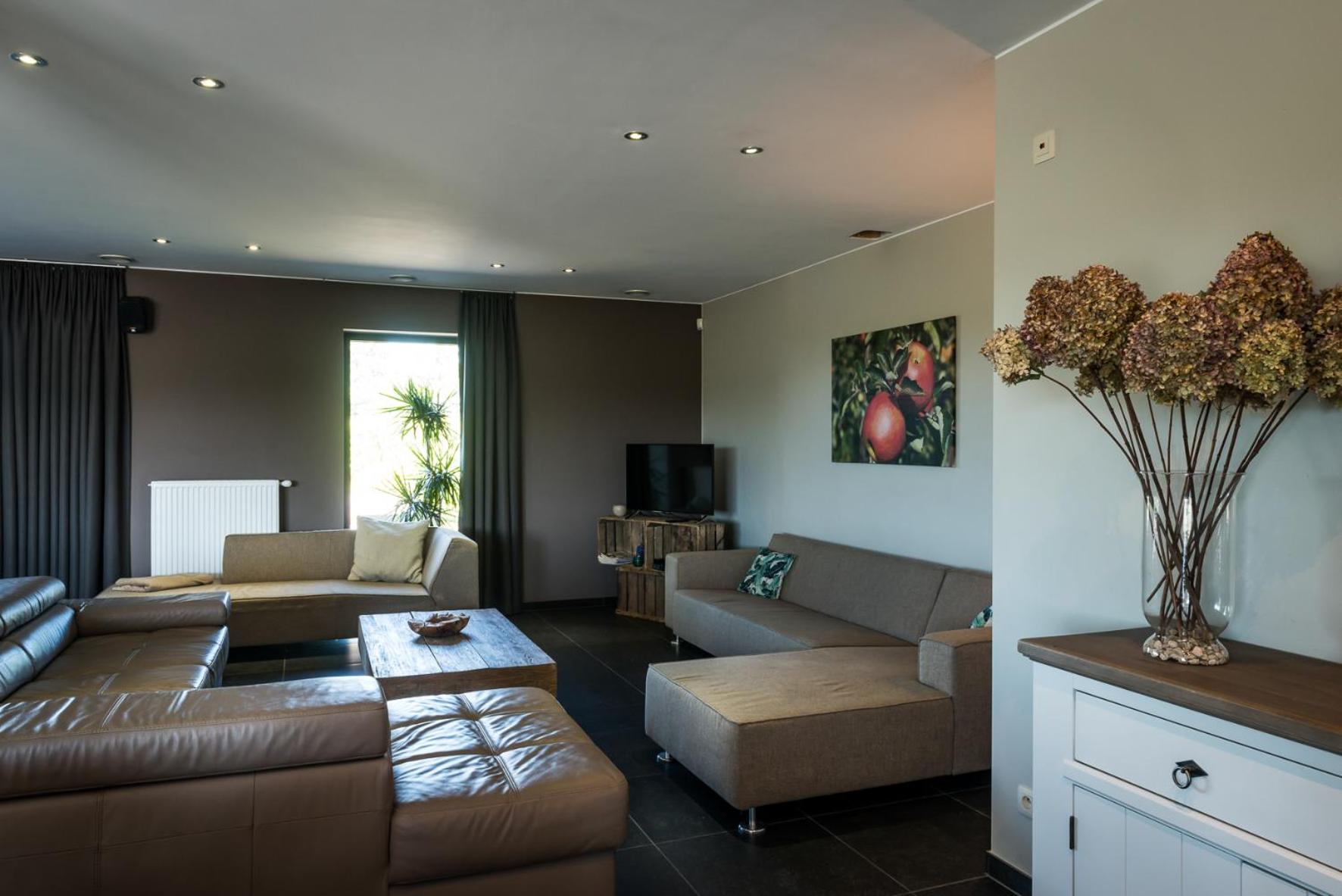 Five-Bedroom House photo 3