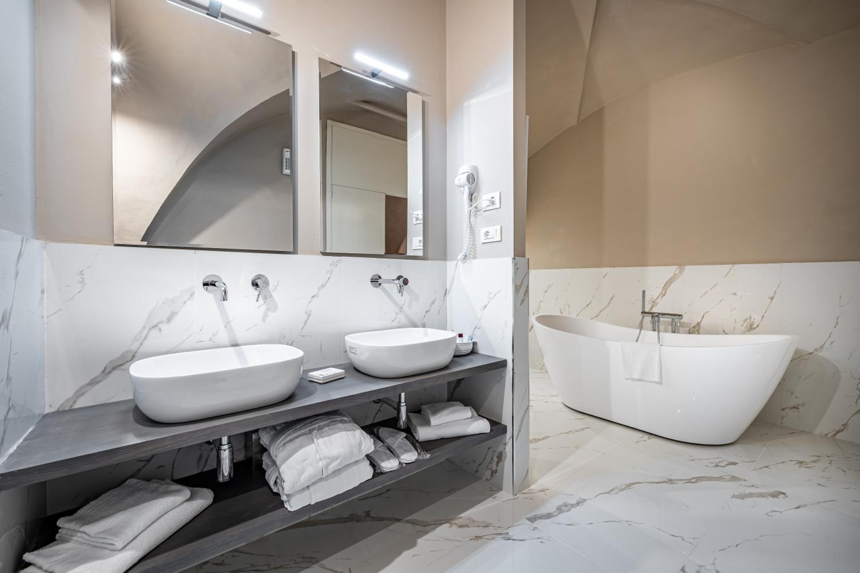 Deluxe Suite with Spa Bath