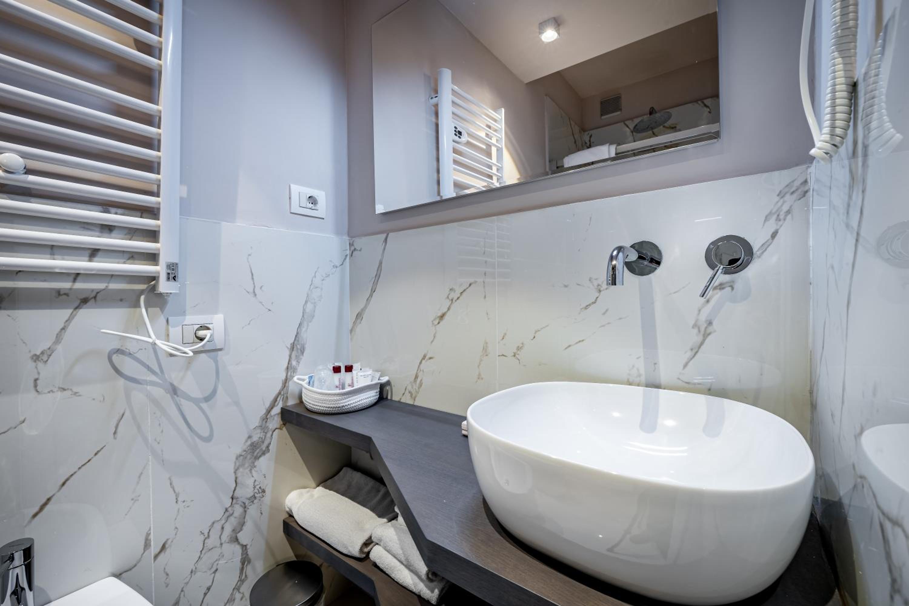 Small Double Room thumbnail 5